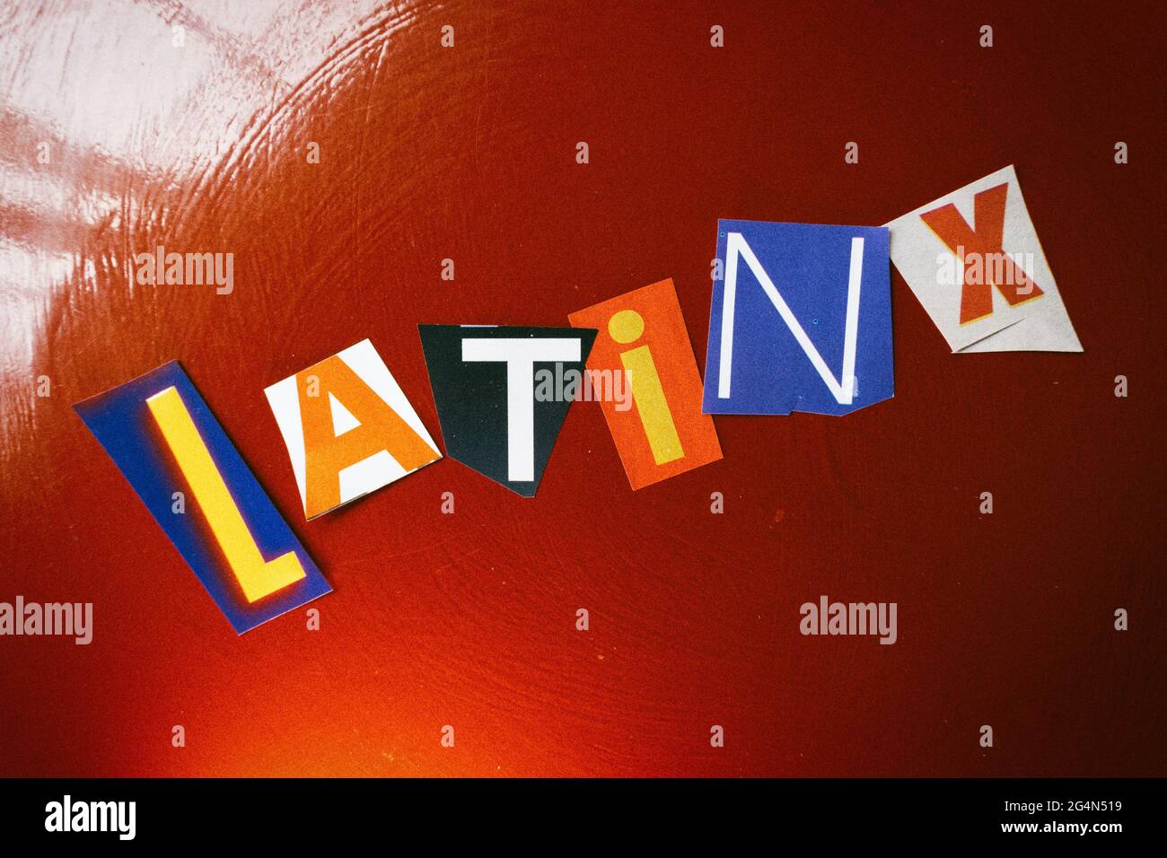 La parola 'Latinx' usando le lettere di carta ritagliate nella tipografia dell'effetto di nota di riscatto Foto Stock