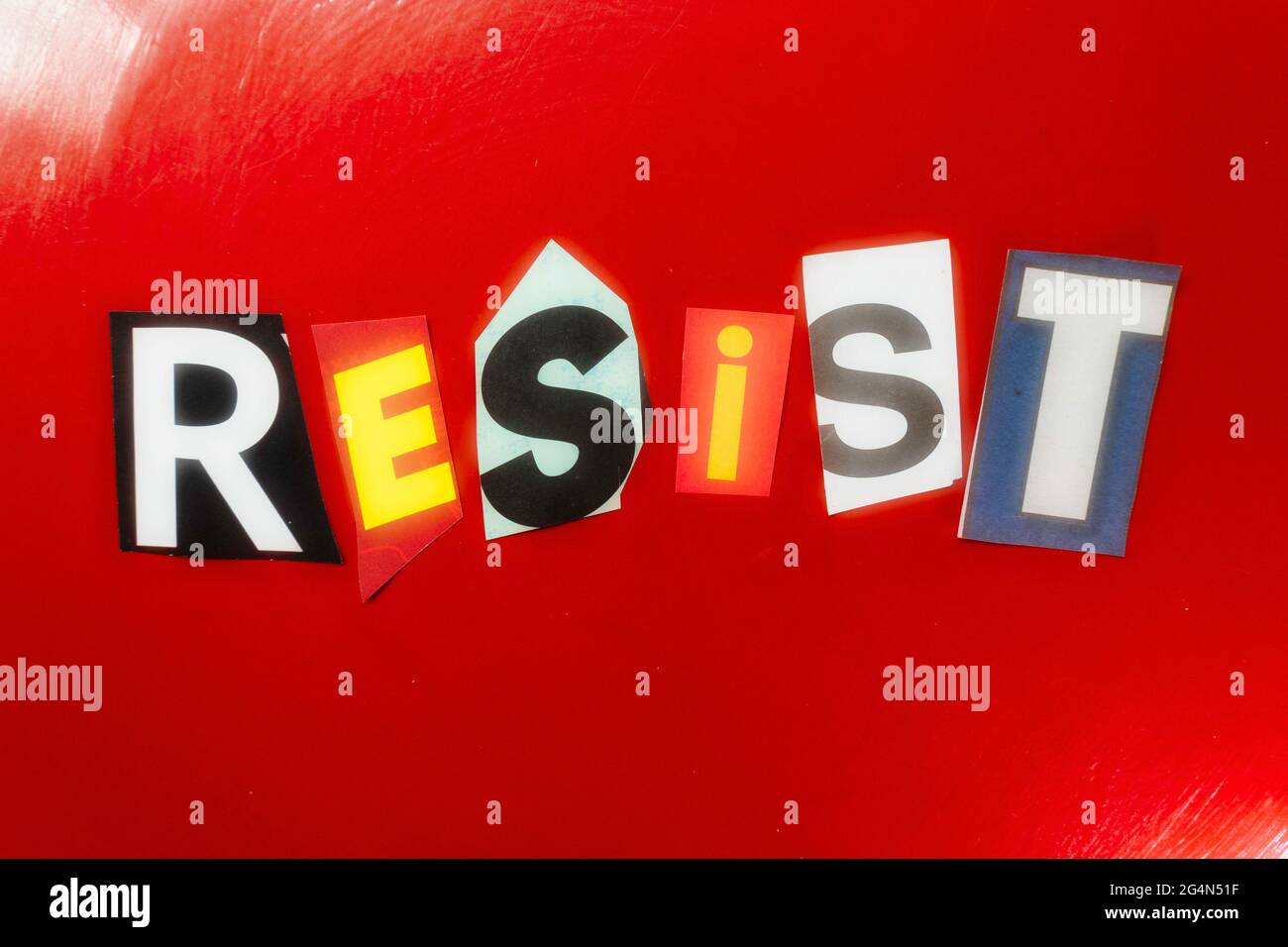 La parola 'resist' usando lettere di carta ritagliata nella tipografia dell'effetto di nota di riscatto Foto Stock