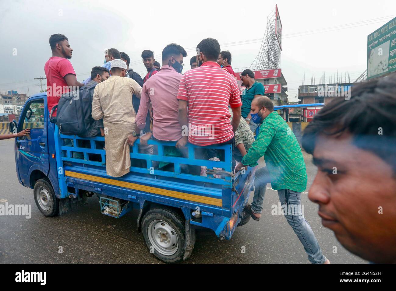 Narayanganj, Bangladesh. 22 Giugno 2021. I viaggiatori e i trasportatori hanno sofferto immensamente su diverse autostrade il primo giorno delle nuove restrizioni alla circolazione pubblica e alle attività, ad eccezione dei servizi di emergenza in sette distretti della divisione Dhaka il martedì, tra la sospensione dei servizi interdistrettuali di autobus e traghetti passeggeri e dei servizi ferroviari limitati, a Narayanganj, in Bangladesh; 22 giugno 2021. Credit: Suvra Kanti Das/ZUMA Wire/Alamy Live News Foto Stock