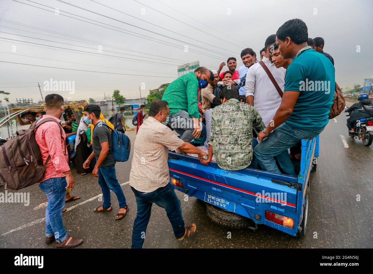 Narayanganj, Bangladesh. 22 Giugno 2021. I viaggiatori e i trasportatori hanno sofferto immensamente su diverse autostrade il primo giorno delle nuove restrizioni alla circolazione pubblica e alle attività, ad eccezione dei servizi di emergenza in sette distretti della divisione Dhaka il martedì, tra la sospensione dei servizi interdistrettuali di autobus e traghetti passeggeri e dei servizi ferroviari limitati, a Narayanganj, in Bangladesh; 22 giugno 2021. Credit: Suvra Kanti Das/ZUMA Wire/Alamy Live News Foto Stock