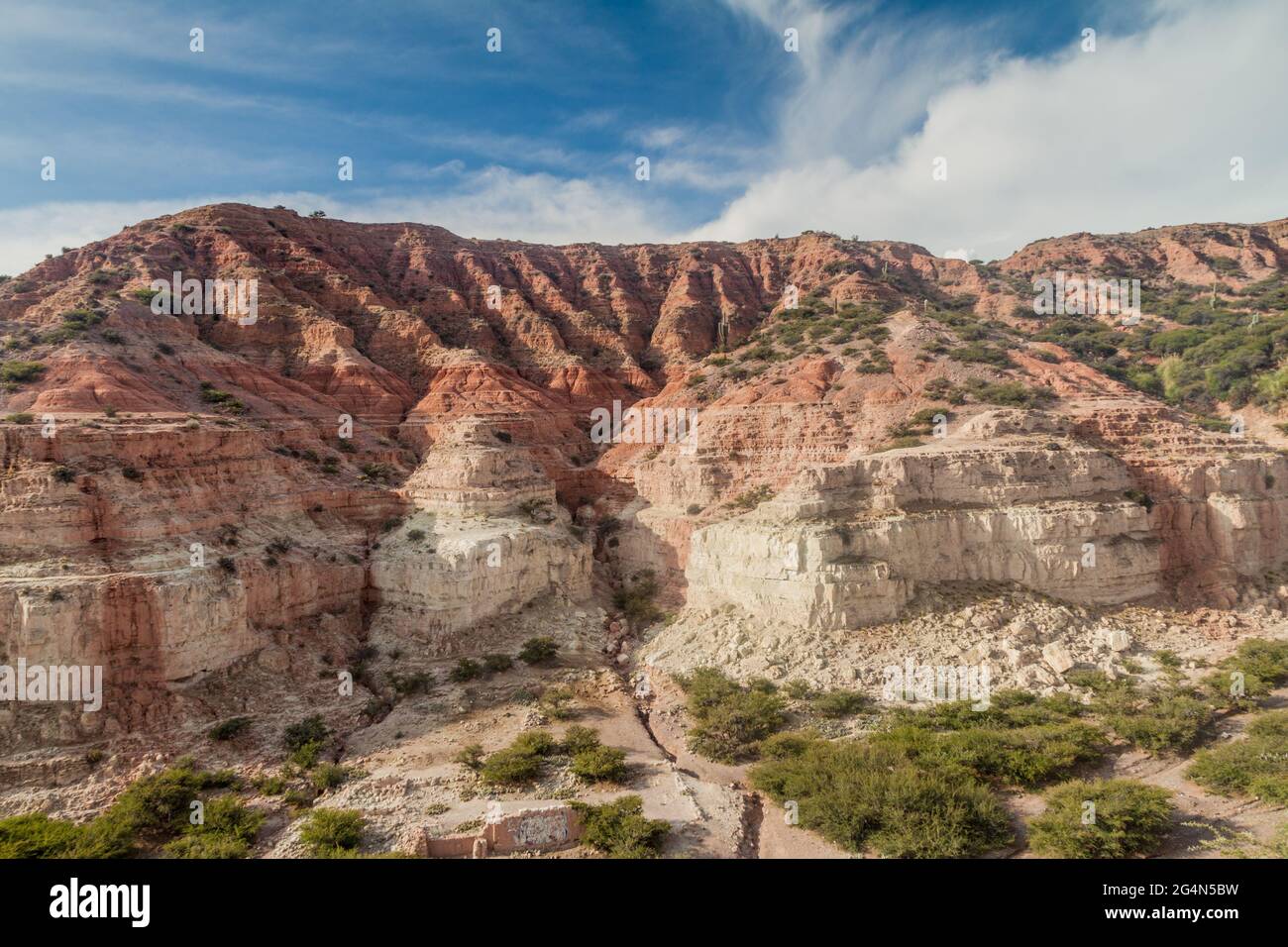 Colorate rocce stratificate vicino a Humahuaca, Argentina Foto Stock