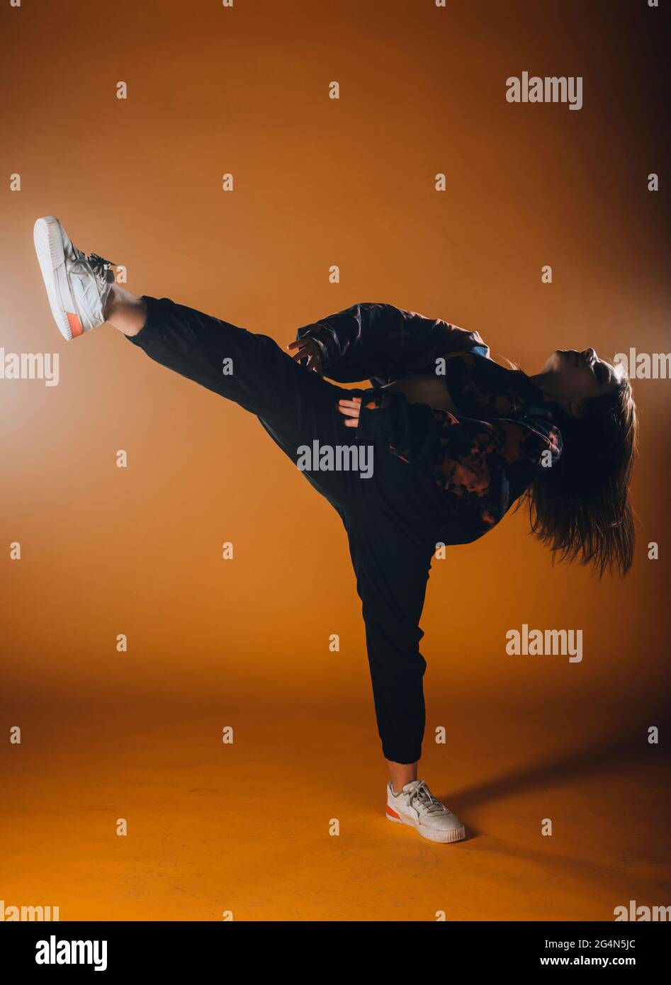Mosse di danza eseguite da una ballerina flessibile acrobatica Foto stock -  Alamy
