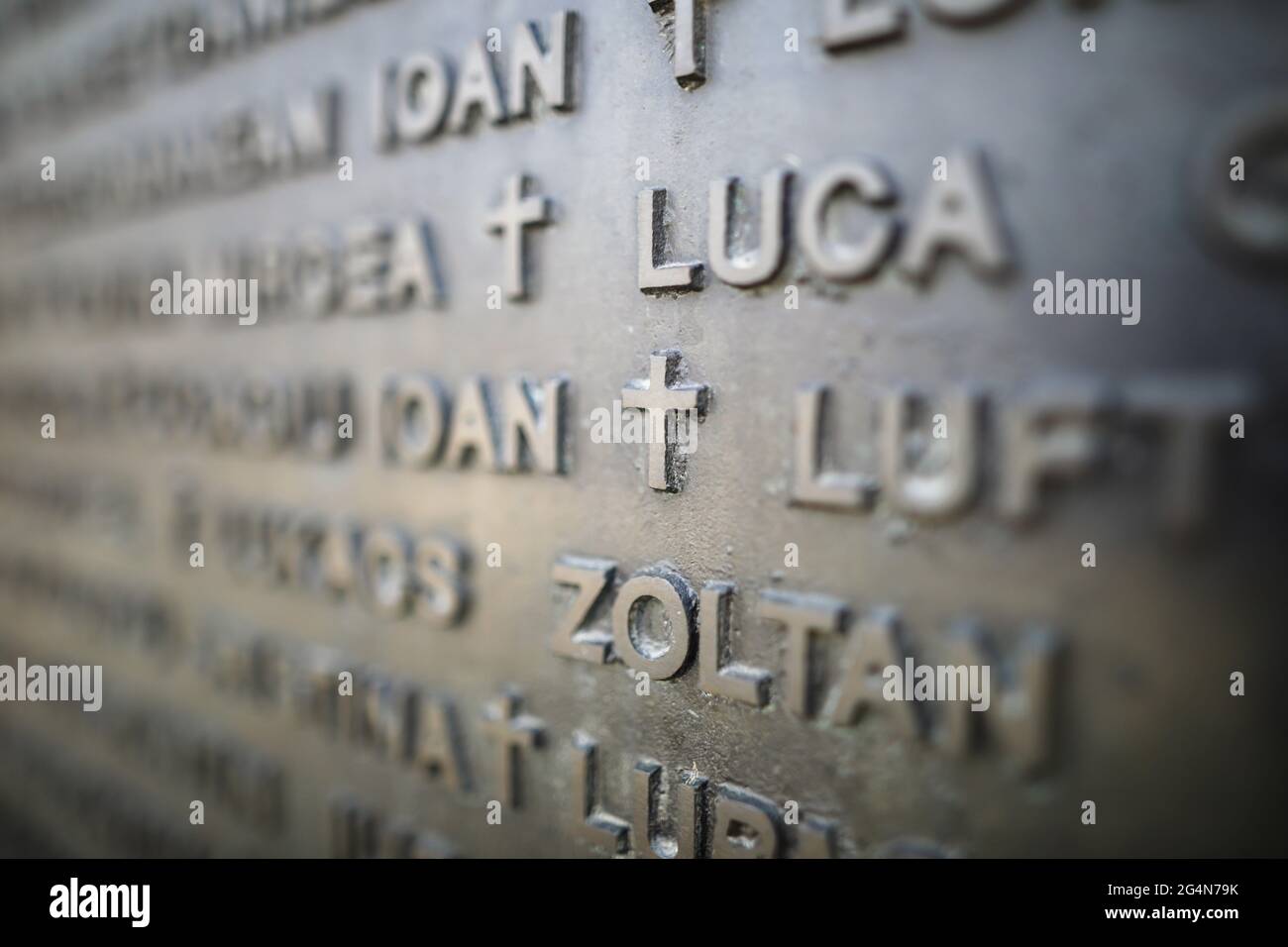 Bucarest, Romania - 22 giugno 2021: Profondità di campo poco profonda (fuoco selettivo) dettagli con i nomi delle persone che sono morte nella rivoluzione rumena dal 198 Foto Stock