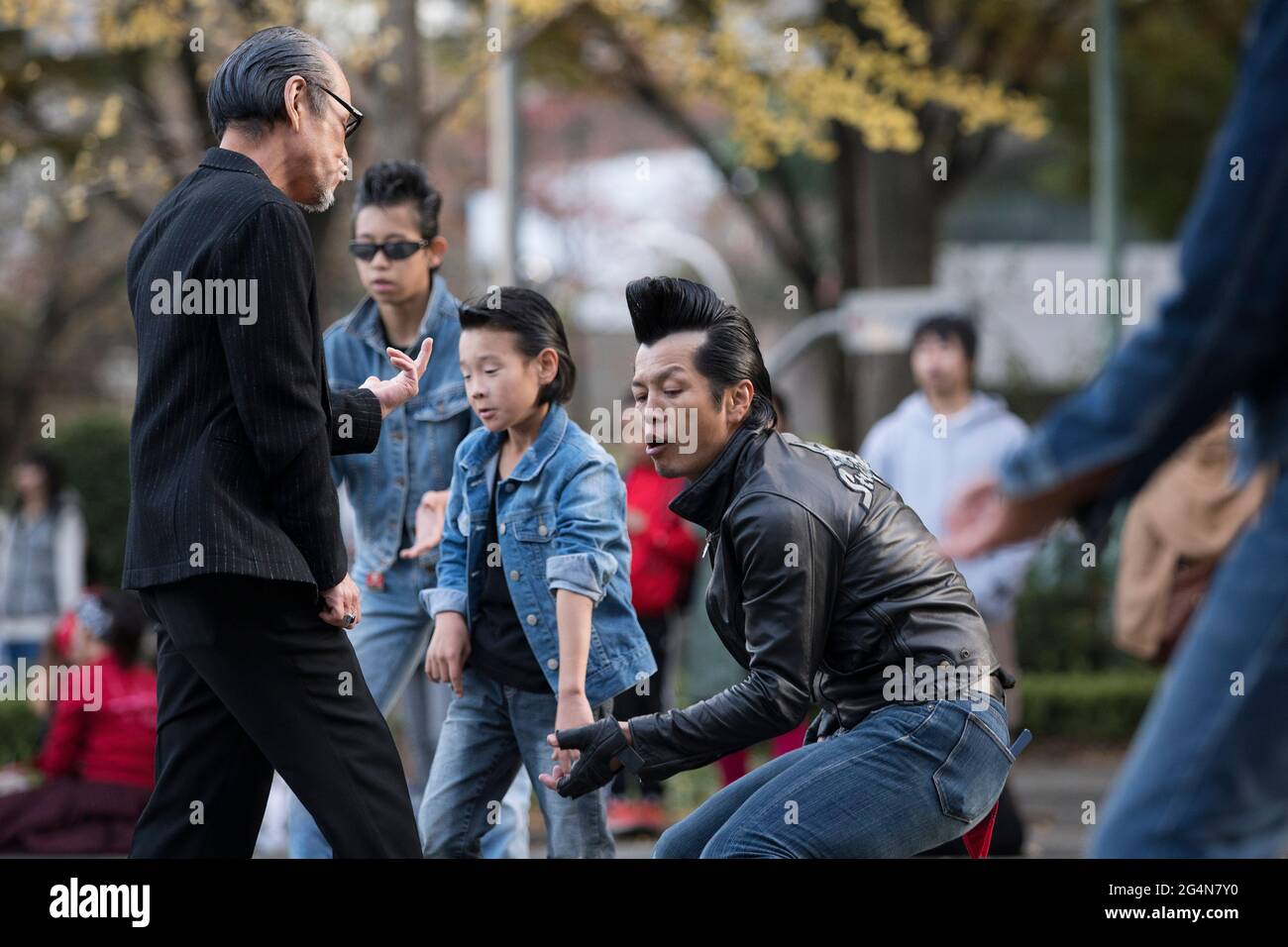 Un gruppo di uomini in pelle biker che ballano nel parco di Yoyogi vicino Harajuku, Tokyo, Giappone Foto Stock