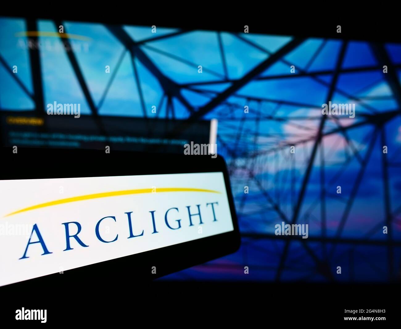 Smartphone con logo della società di investimento statunitense ARCLIGHT Capital Partners LLC sullo schermo davanti al sito web. Mettere a fuoco al centro-sinistra del display del telefono. Foto Stock