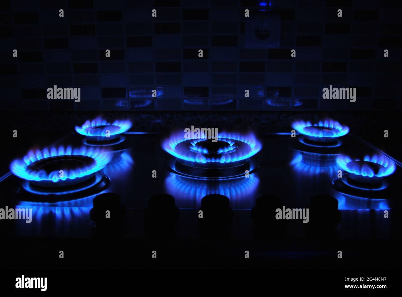Fiamma blu di gas su sfondo nero Foto Stock
