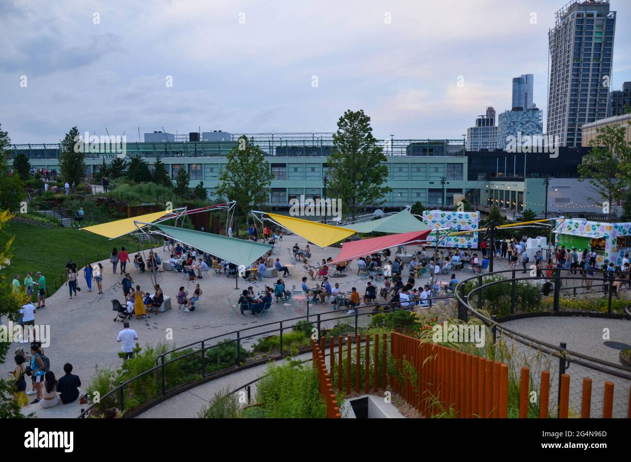 Il più nuovo parco di New York City, "The Little Island" al Pier 55 di Manhattan, è stato inaugurato di recente. Le persone si vedono godendo il pomeriggio estivo presso il parco. Foto Stock