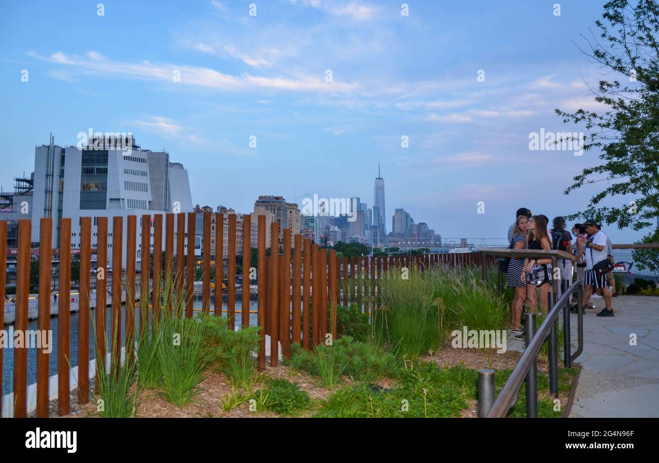 Il più nuovo parco di New York City, "The Little Island" al Pier 55 di Manhattan, è stato inaugurato di recente. Le persone si vedono godendo il pomeriggio estivo presso il parco. Foto Stock