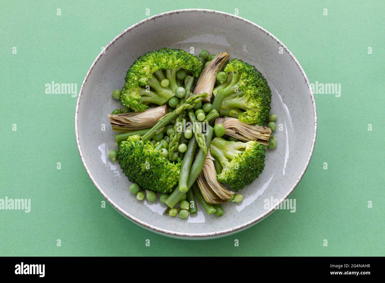 Primo piano visto dall'alto di un piatto di verdure con broccoli, funghi e piselli Foto Stock