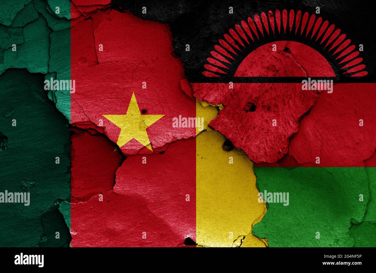 Bandiere del Camerun e del Malawi dipinte su pareti incrinate Foto Stock