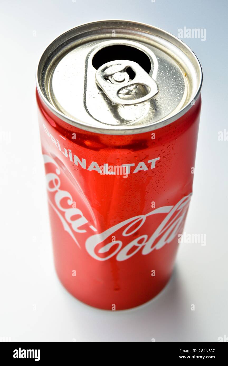 Il marchio di cola più bevente al mondo, scatola di Coca Cola in alluminio  rosso, venduta in Turchia, Istanbul 28 giugno 2020 Foto stock - Alamy