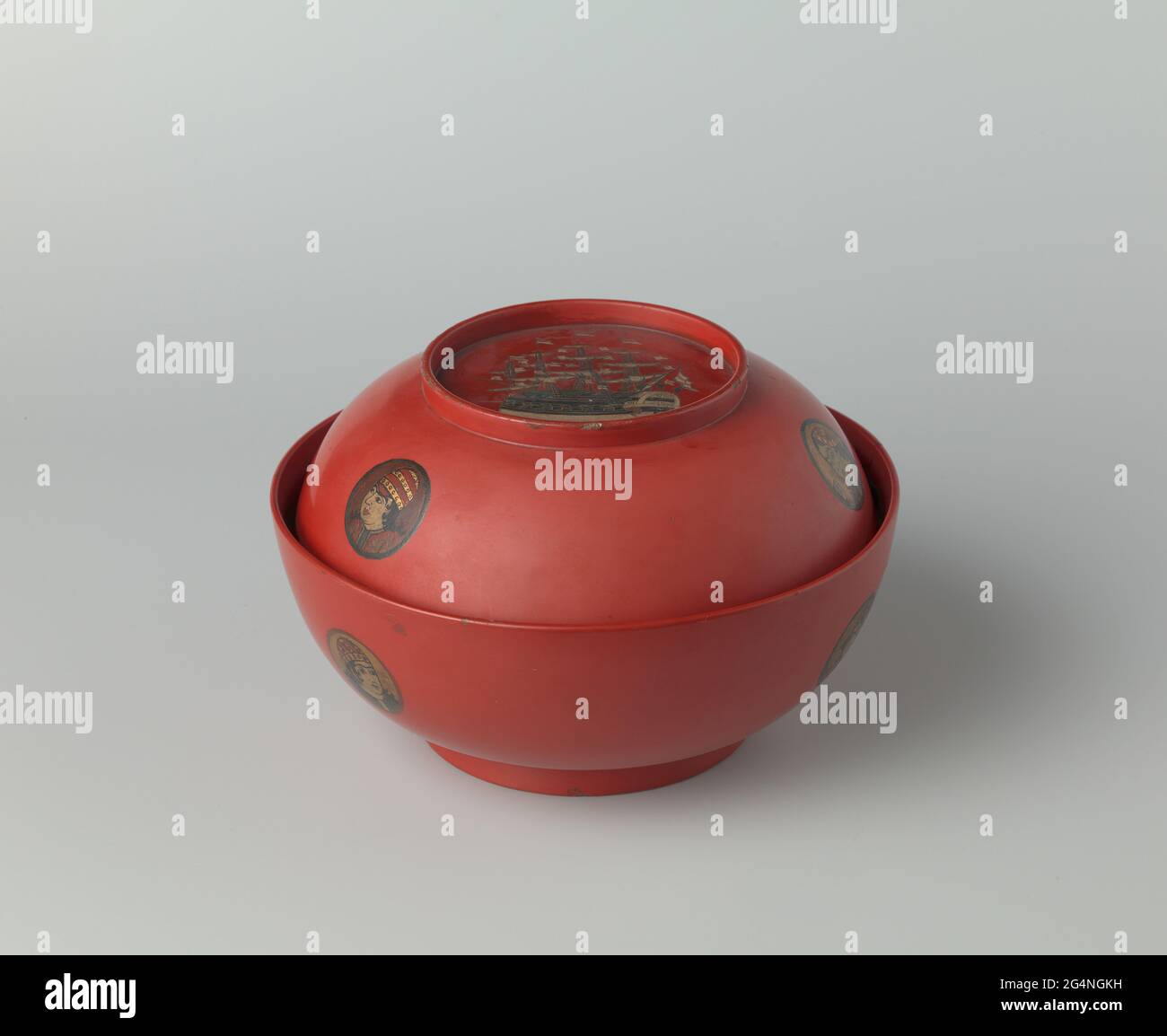 Ciotola di legno laccato rosso, con coperchio. Ciotola in legno profondo sull'anello del piede, laccata completamente rossa tranne all'interno dell'anello del piede nero. All'esterno decorato con tre medaglioni rotondi con ritratti orientali dell'uomo a colori e in oro; contro la parete interna un unico motivo a rango tre volte. Con un coperchio. Foto Stock