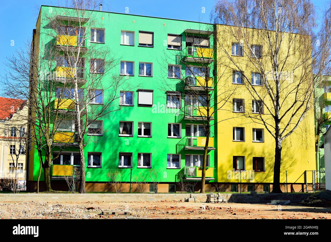 Una casa plurifamiliare colorata, balconi e finestre. Giorno. Foto Stock