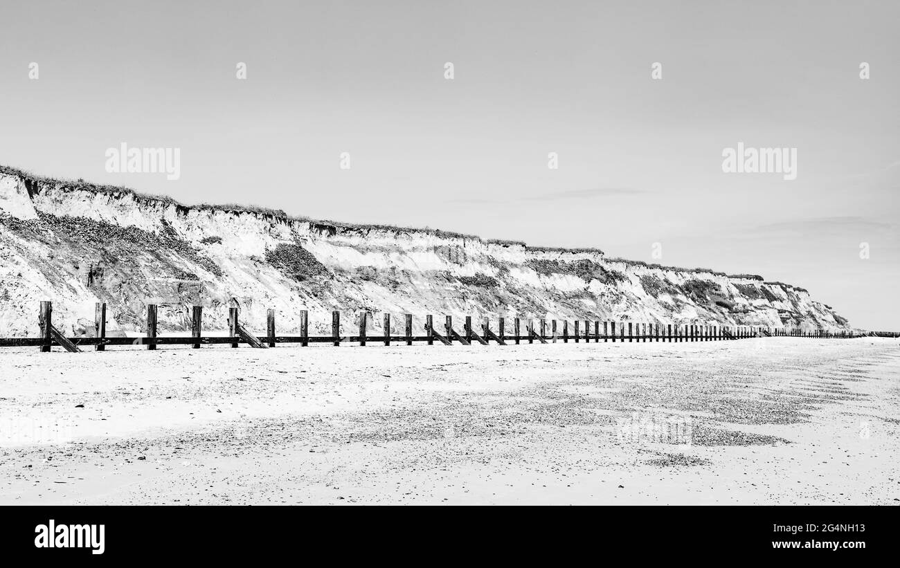 Panorama della costa di Happisburgh catturato sulla costa nord del Norfolk in bianco e nero. Foto Stock