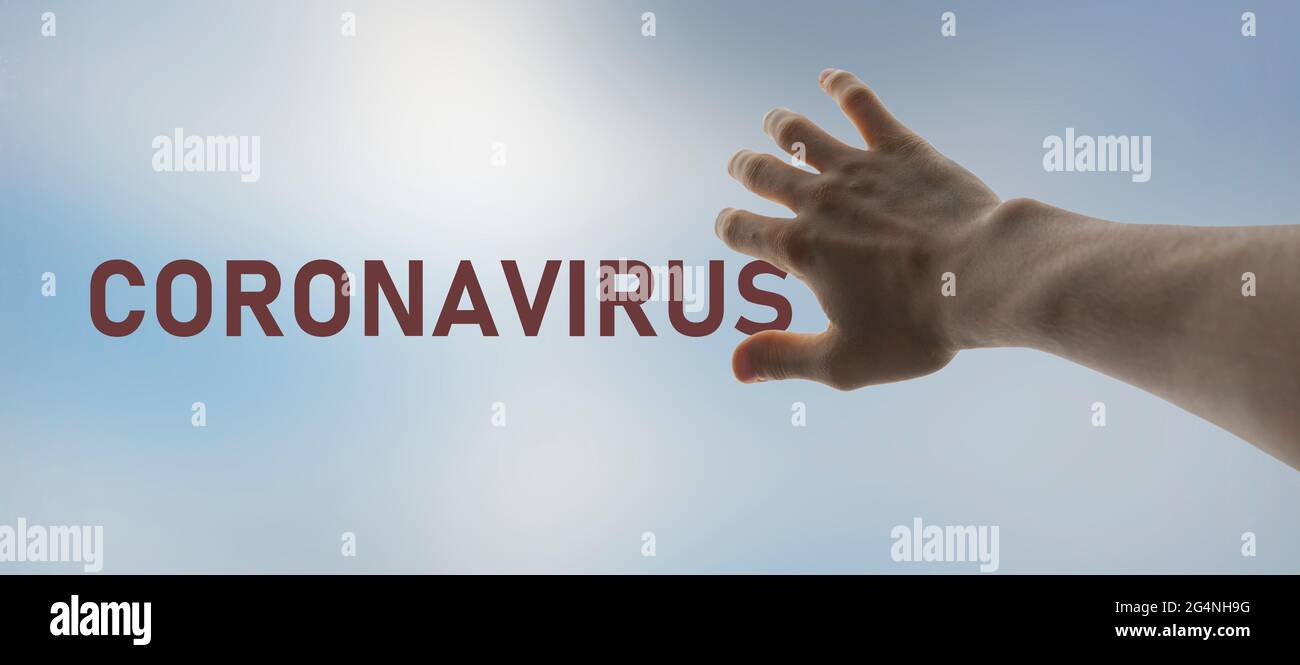 le mani umane proteggono e coprono dalla disperazione del problema del coronavirus Foto Stock