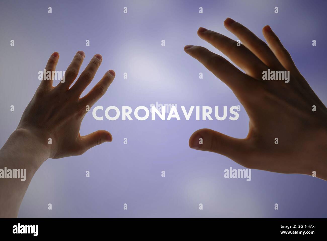 le mani umane proteggono e coprono dalla disperazione del problema del coronavirus Foto Stock
