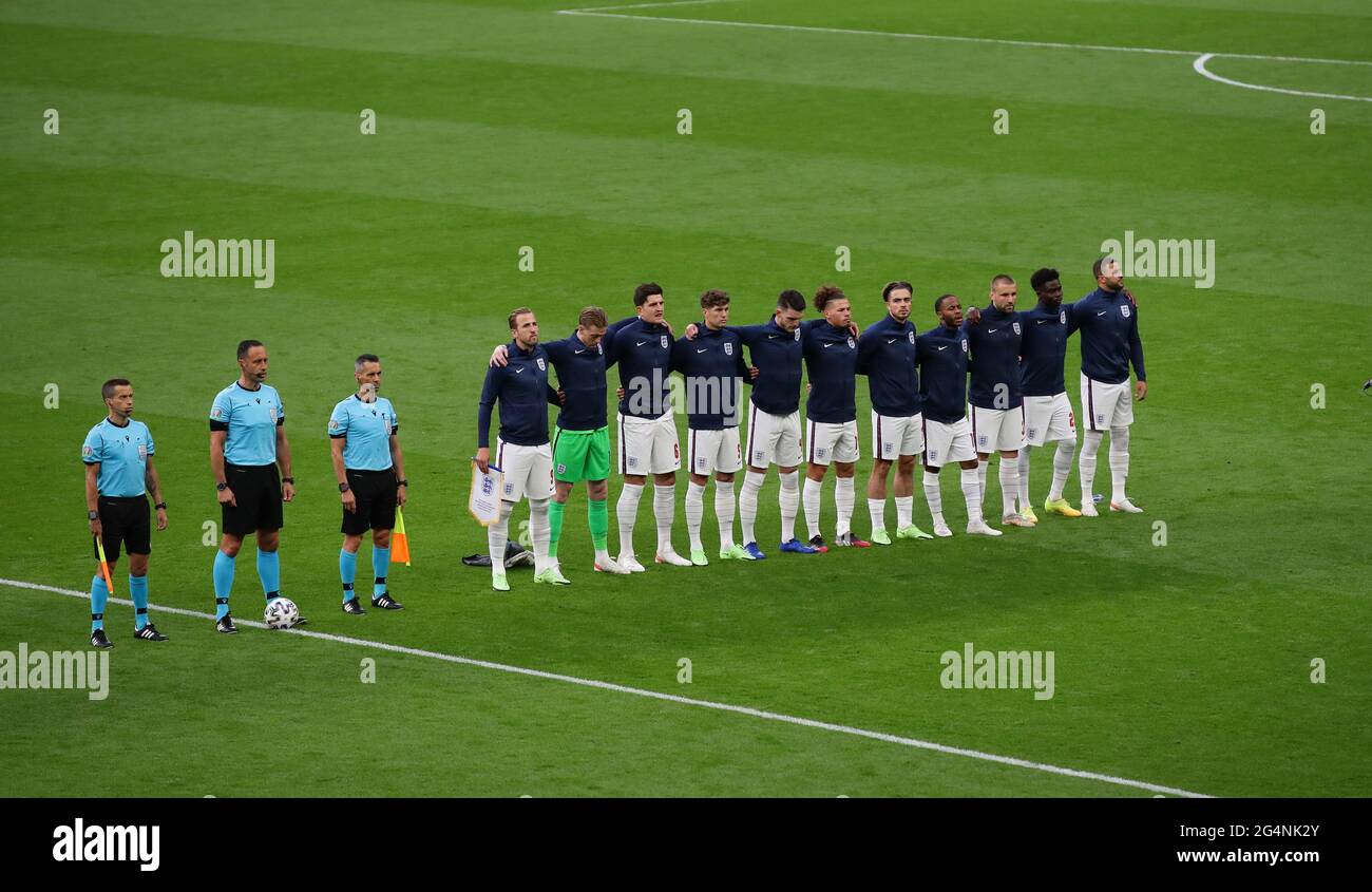 Londra, Inghilterra, 22 giugno 2021. La squadra inglese si allineerà con i funzionari della partita durante la partita dei Campionati europei UEFA allo stadio di Wembley, Londra. L'immagine di credito dovrebbe essere: David Klein / Sportimage Foto Stock