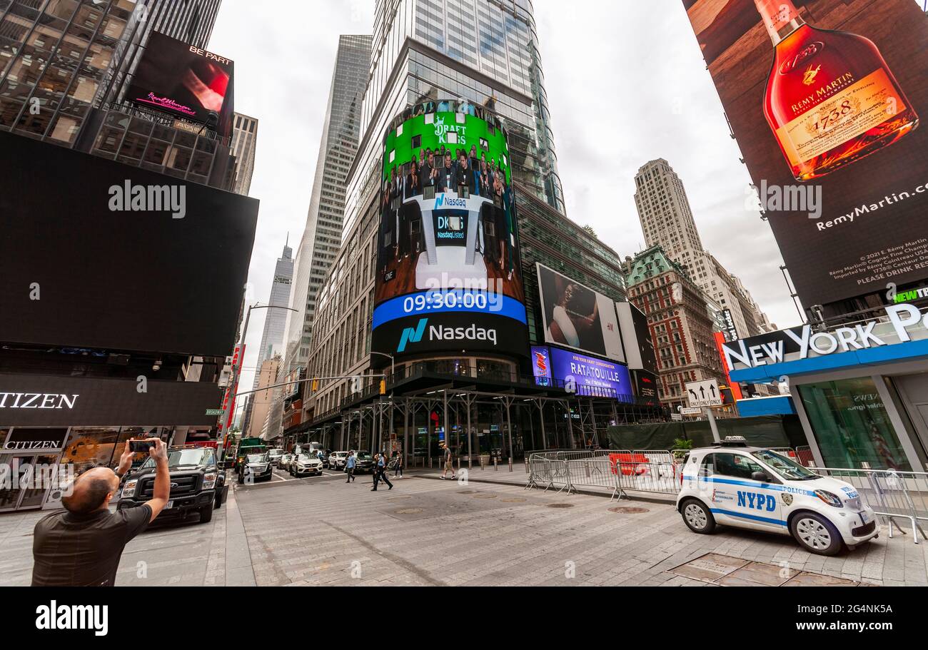 La Borsa Nasdaq è decorata per un'accoglienza tardiva per DraftKings, a Times Square a New York venerdì 11 giugno 2021. DraftKings è stato pubblico nell'aprile 2020 in combinazione con uno SPAC.(© Richard B. Levine) Foto Stock