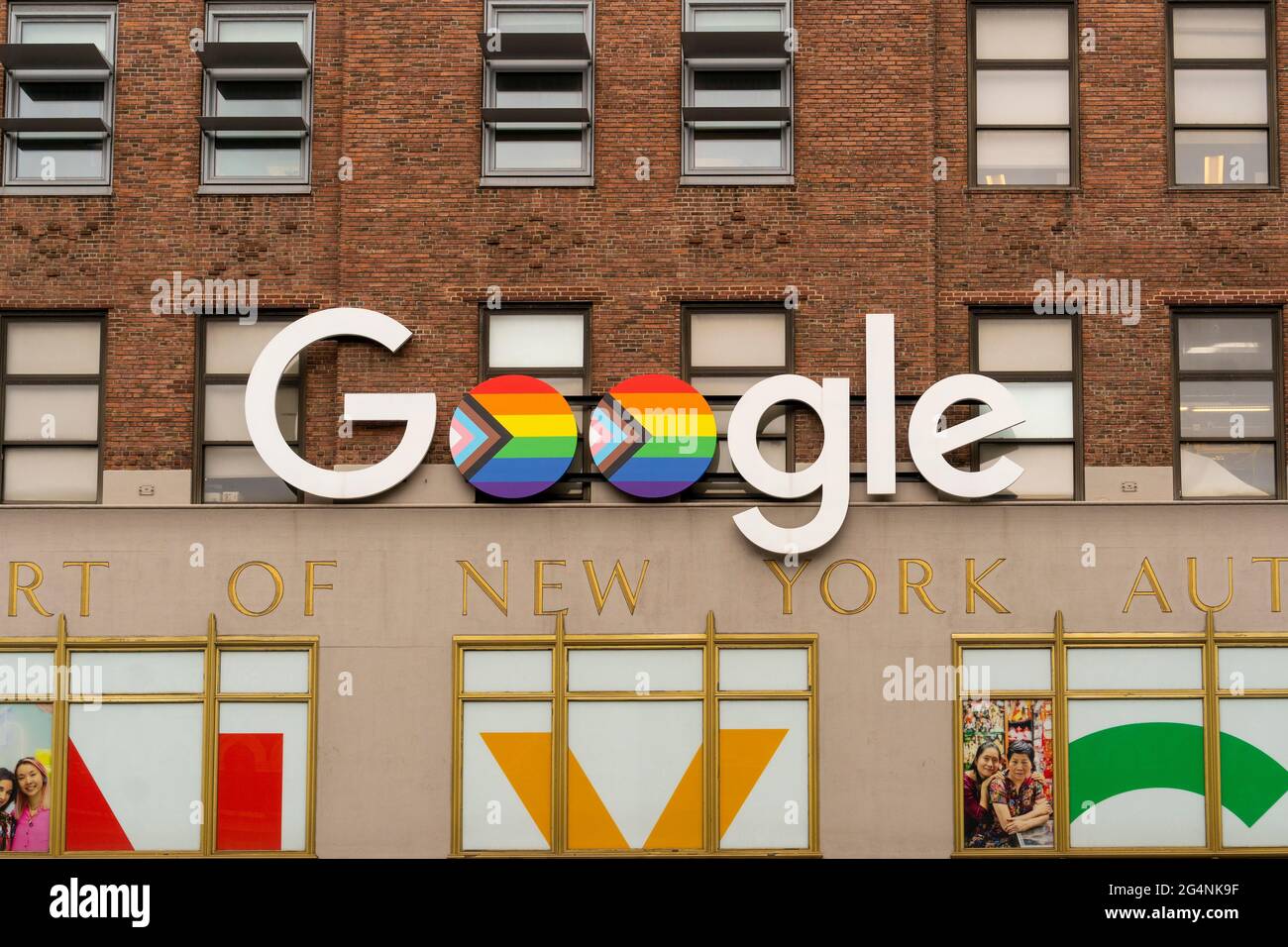 I 'double o' del logo Google sul loro edificio al 111 Eighth Avenue a New York sono decorati nei colori arcobaleno della bandiera di orgoglio Progress in onore del Gay Pride Day, visto Sabato, 12 giugno 2021. (© Richard B. Levine) Foto Stock