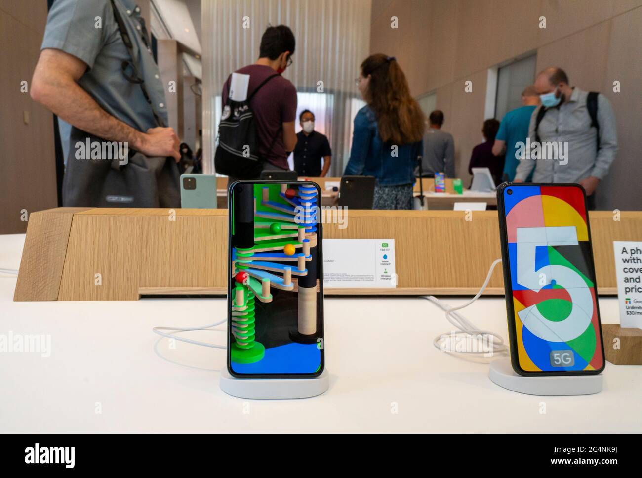 I visitatori fanno acquisti e hanno srotolato sui prodotti Google nel primo negozio permanente di Google a Chelsea a New York il suo grande giorno di apertura, Giovedi, 17 giugno 2021. Gli appassionati di Google possono campionare e acquistare i vari telefoni, i dispositivi NEST e altri hardware venduti dalla società tecnologica. (© Richard B. Levine) Foto Stock