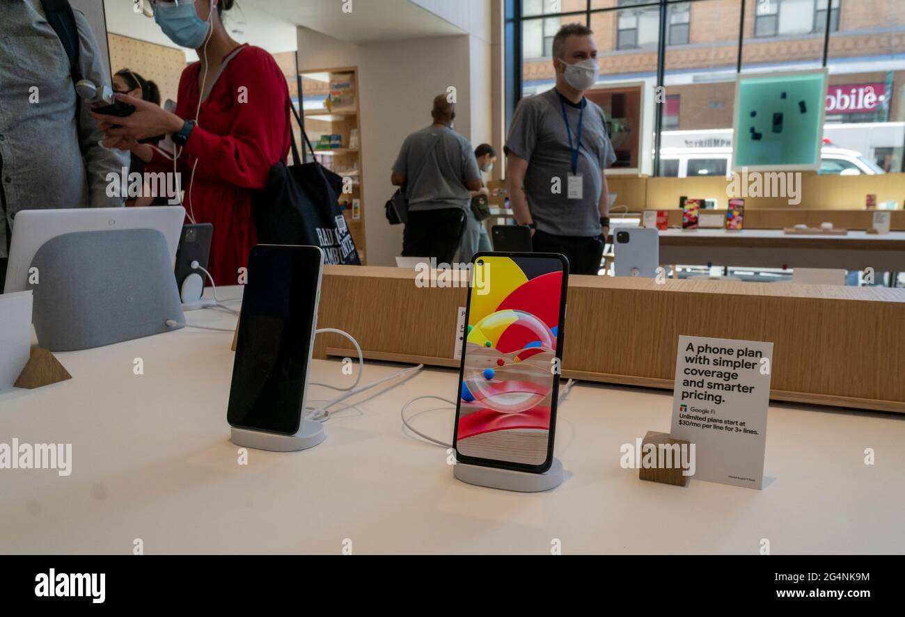 I visitatori fanno acquisti e hanno srotolato sui prodotti Google nel primo negozio permanente di Google a Chelsea a New York il suo grande giorno di apertura, Giovedi, 17 giugno 2021. Gli appassionati di Google possono campionare e acquistare i vari telefoni, i dispositivi NEST e altri hardware venduti dalla società tecnologica. (© Richard B. Levine) Foto Stock