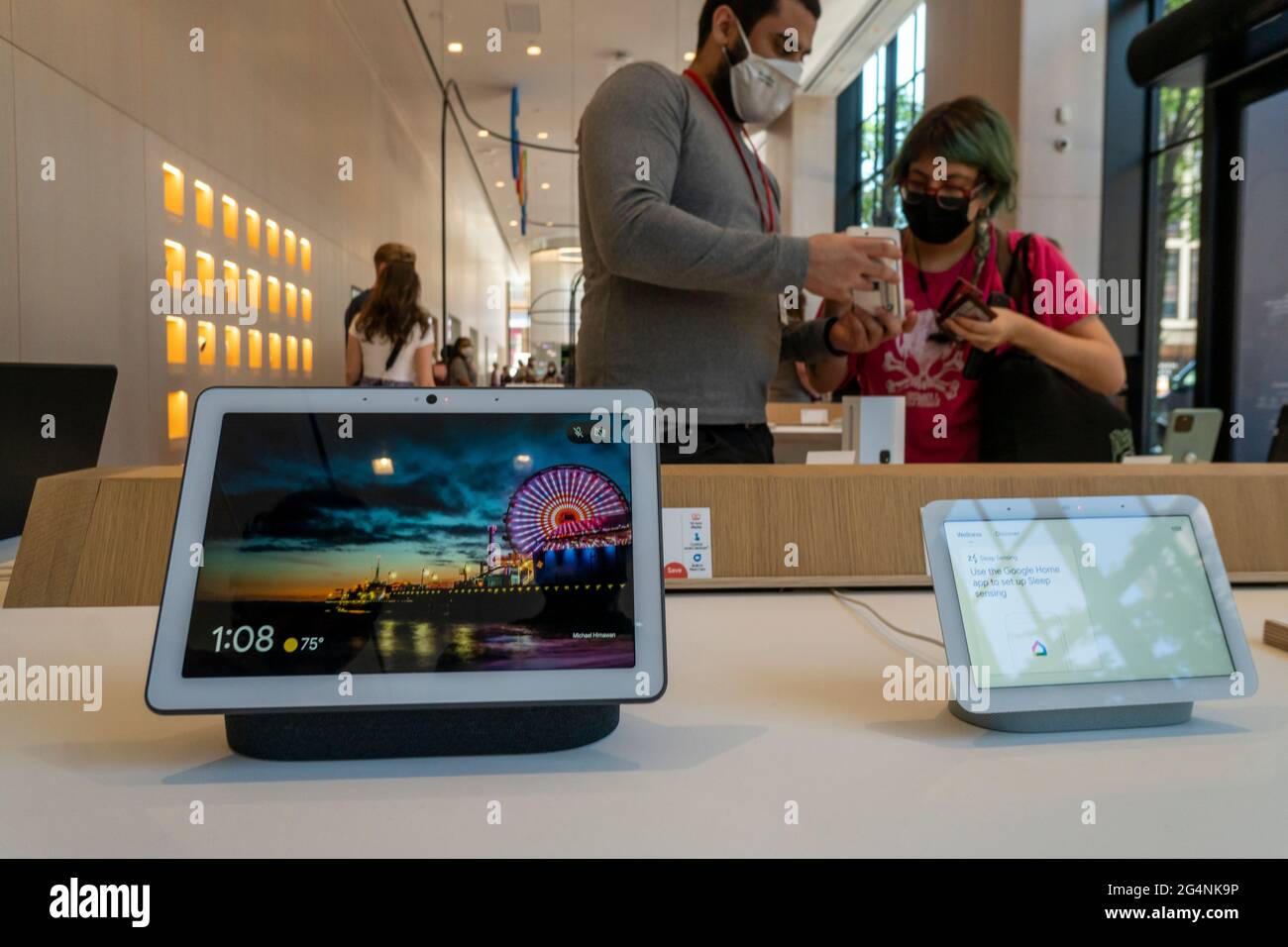 I visitatori fanno acquisti e hanno srotolato sui prodotti Google nel primo negozio permanente di Google a Chelsea a New York il suo grande giorno di apertura, Giovedi, 17 giugno 2021. Gli appassionati di Google possono campionare e acquistare i vari telefoni, i dispositivi NEST e altri hardware venduti dalla società tecnologica. (© Richard B. Levine) Foto Stock