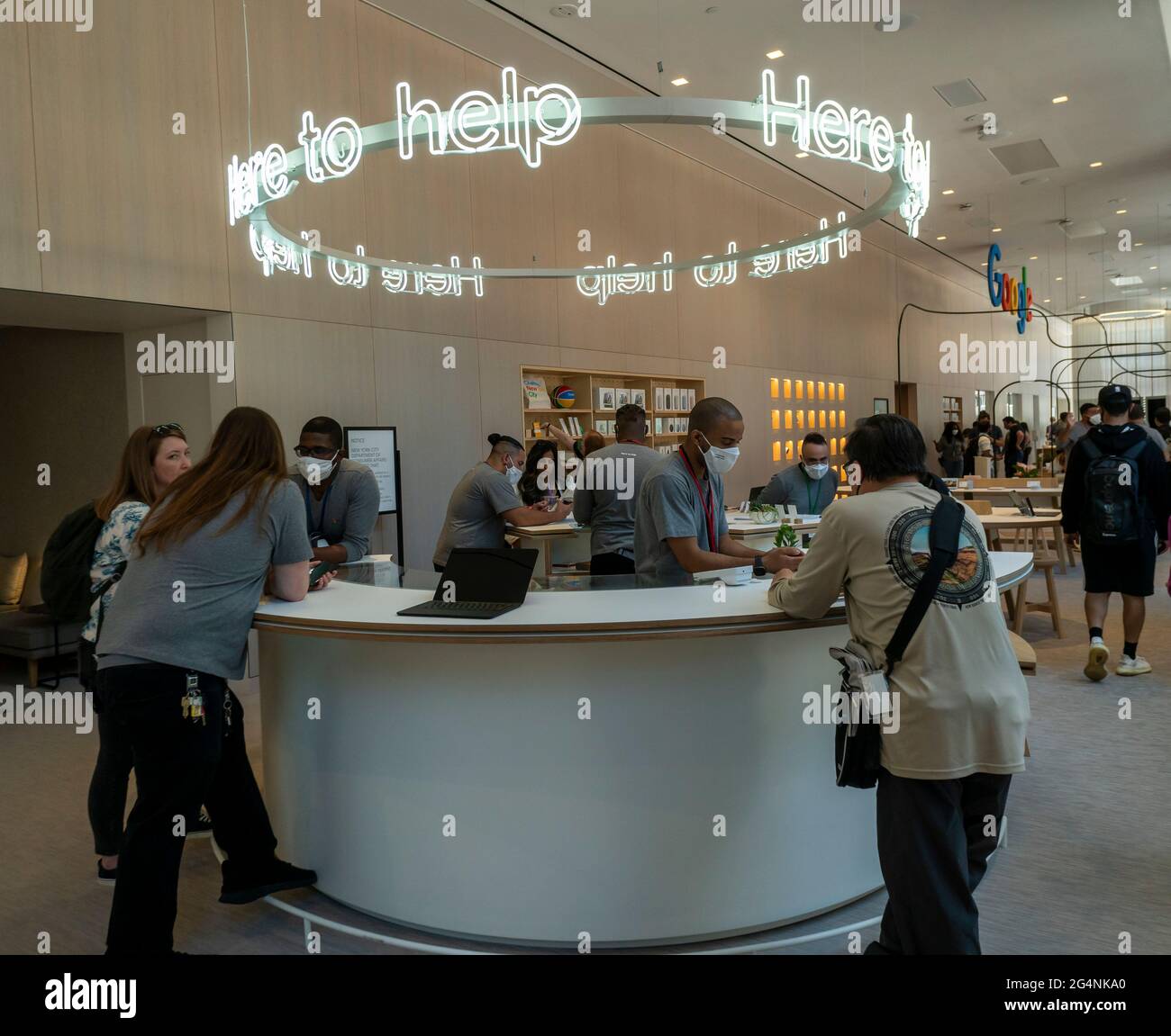 I visitatori cercano aiuto tecnologico nel primo Google Store permanente a Chelsea a New York il giorno della sua grande apertura, giovedì 17 giugno 2021. Gli appassionati di Google possono campionare e acquistare i vari telefoni, i dispositivi NEST e altri hardware venduti dalla società tecnologica. (© Richard B. Levine) Foto Stock