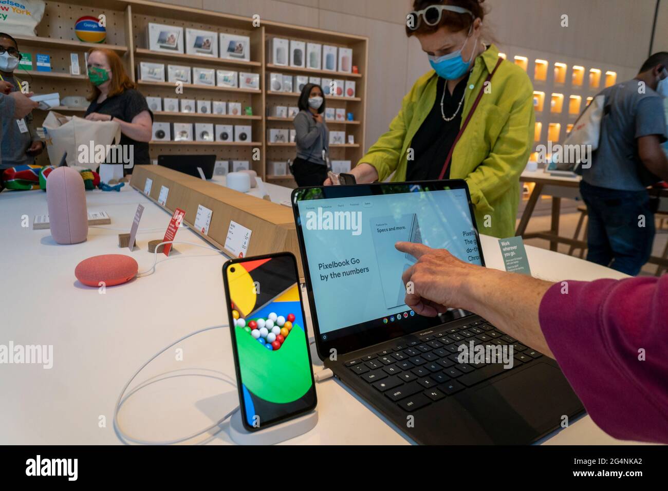 Un acquirente prova un Google PixelBook nel primo Google Store permanente a Chelsea a New York il suo grande giorno di apertura, Giovedi, 17 giugno 2021. Gli appassionati di Google possono campionare e acquistare i vari telefoni, i dispositivi NEST e altri hardware venduti dalla società tecnologica. (© Richard B. Levine) Foto Stock