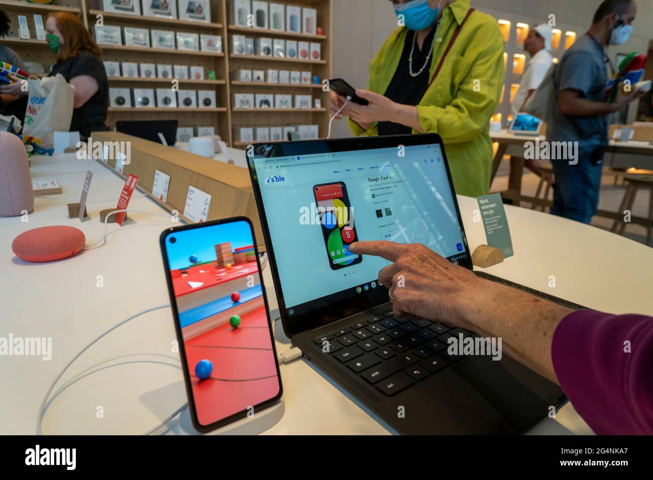Un acquirente prova un Google PixelBook nel primo Google Store permanente a Chelsea a New York il suo grande giorno di apertura, Giovedi, 17 giugno 2021. Gli appassionati di Google possono campionare e acquistare i vari telefoni, i dispositivi NEST e altri hardware venduti dalla società tecnologica. (© Richard B. Levine) Foto Stock