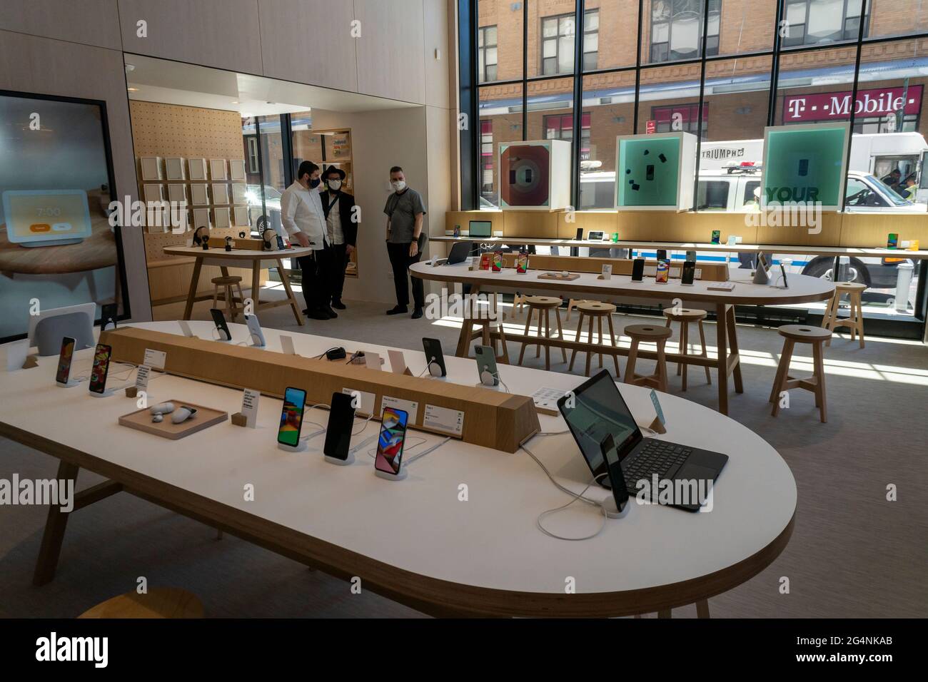I visitatori fanno acquisti e hanno srotolato sui prodotti Google nel primo negozio permanente di Google a Chelsea a New York il suo grande giorno di apertura, Giovedi, 17 giugno 2021. Gli appassionati di Google possono campionare e acquistare i vari telefoni, i dispositivi NEST e altri hardware venduti dalla società tecnologica. (© Richard B. Levine) Foto Stock