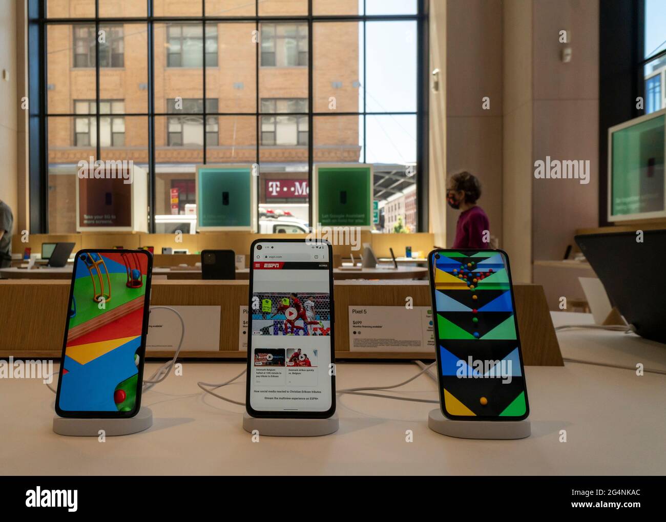 I visitatori fanno acquisti e hanno srotolato sui prodotti Google nel primo negozio permanente di Google a Chelsea a New York il suo grande giorno di apertura, Giovedi, 17 giugno 2021. Gli appassionati di Google possono campionare e acquistare i vari telefoni, i dispositivi NEST e altri hardware venduti dalla società tecnologica. (© Richard B. Levine) Foto Stock