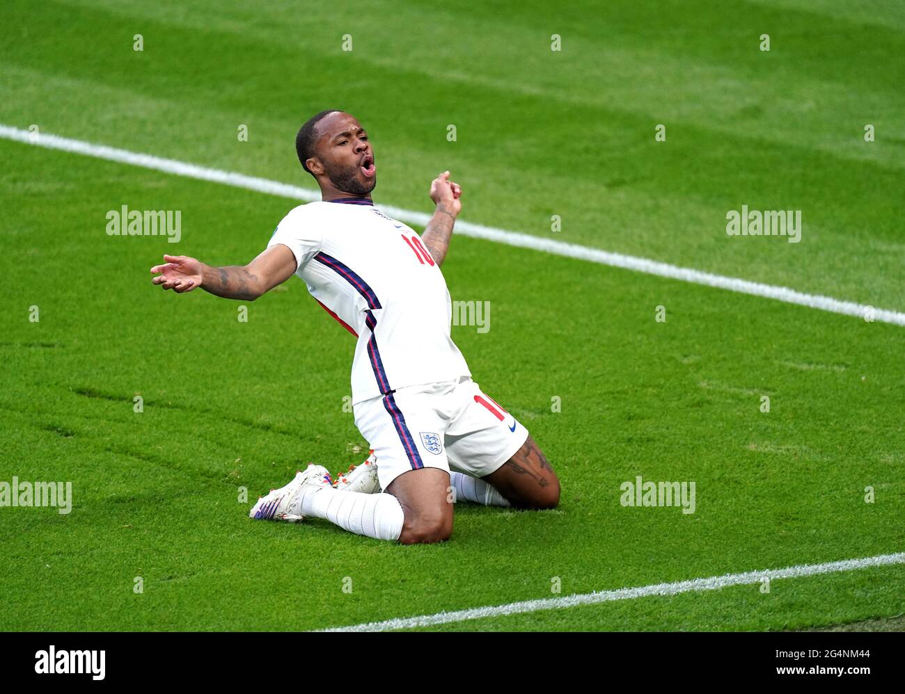 Il Raheem Sterling dell'Inghilterra celebra il primo gol della partita durante la partita UEFA Euro 2020 Group D al Wembley Stadium di Londra. Data immagine: Martedì 22 giugno 2021. Foto Stock