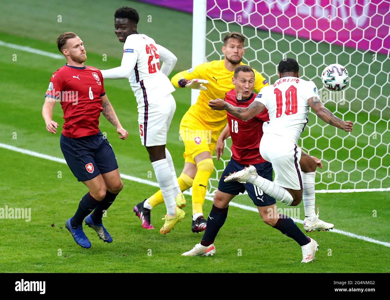 Il Raheem Sterling (a destra) dell'Inghilterra segna il primo gol della partita durante la partita UEFA Euro 2020 Group D al Wembley Stadium di Londra. Data immagine: Martedì 22 giugno 2021. Foto Stock