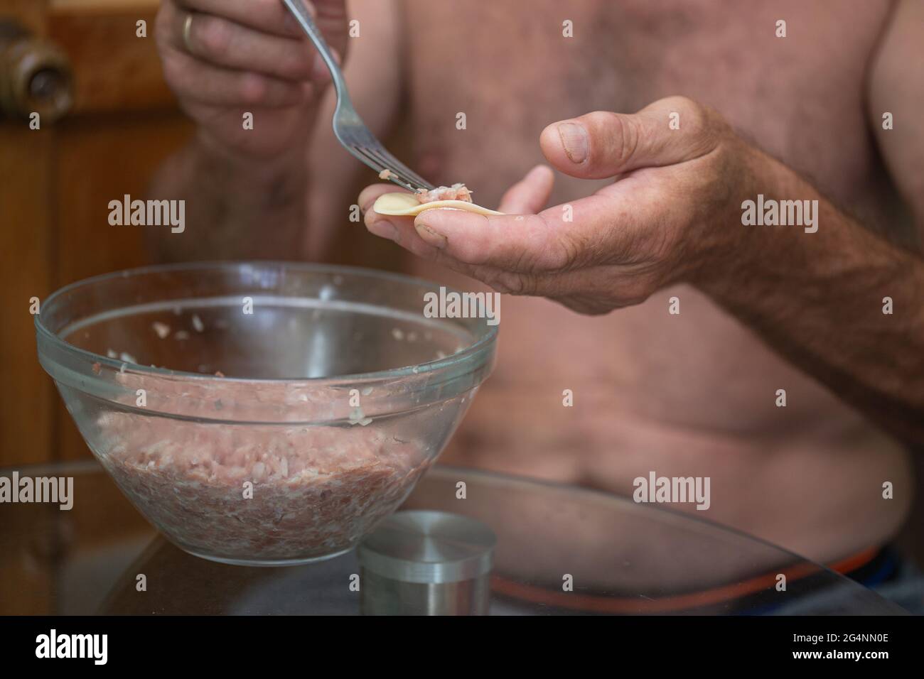 l'uomo sculta gnocchi fatti in casa mani da vicino. Foto Stock