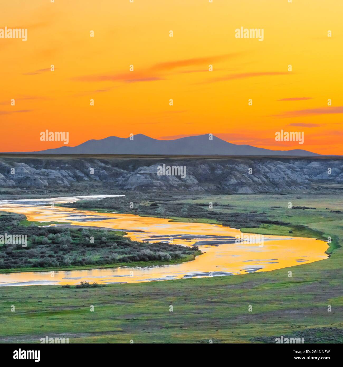 tramonto sul fiume latte e dolci colline d'erba nei pressi di havre, montana Foto Stock