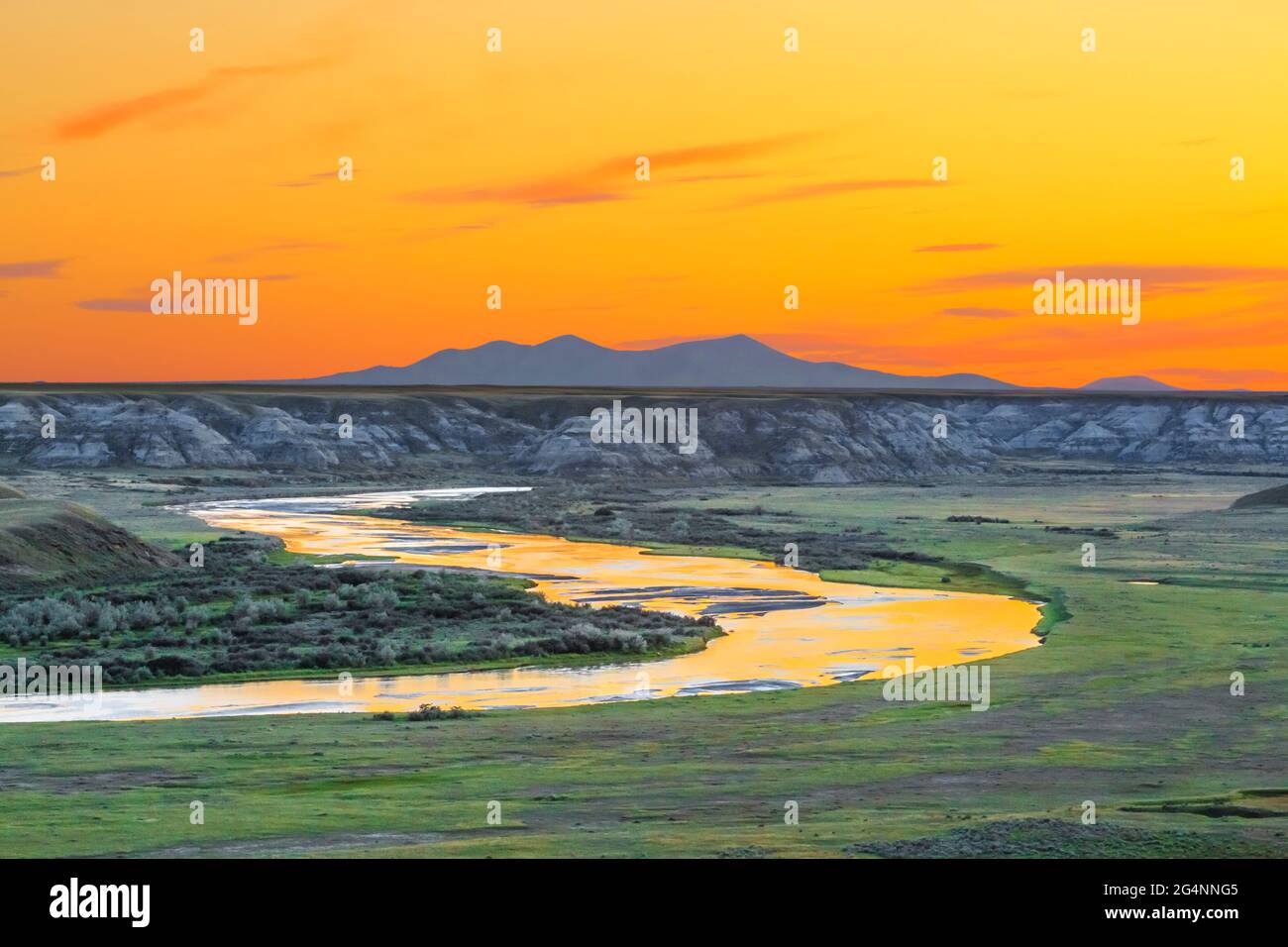 tramonto sul fiume latte e dolci colline d'erba nei pressi di havre, montana Foto Stock