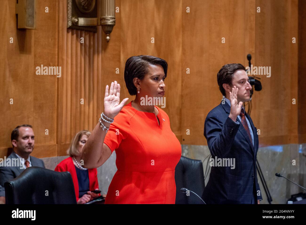 Il sindaco Muriel Bowser (democratico del Distretto di Columbia), a sinistra, E Derek T. Muller, Professore di diritto, Università di Iowa College of Law, destra, sono giurati durante una commissione del Senato sulla sicurezza interna e gli affari governativi audizione per esaminare la D.C. statehood, nel Dirksen Senate Office Building a Washington, DC, Martedì, 22 giugno 2021. Credito: Rod Lammey/CNP /MediaPunch Foto Stock