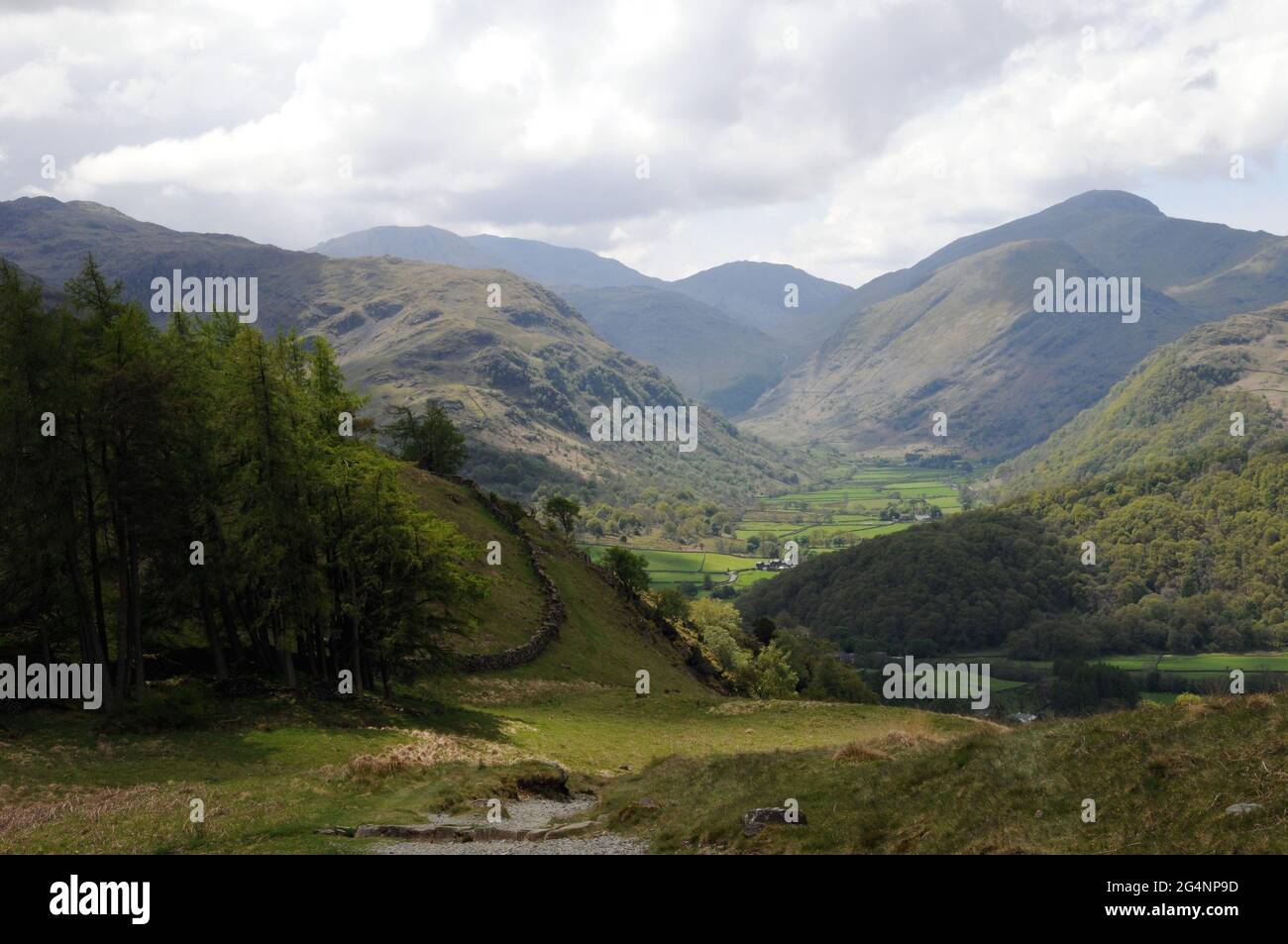 Guardando giù verso Borrowdale e le campane circostanti. Il sentiero da Watendlath a Rotthwaite è un percorso molto popolare tra escursionisti e mountain bike. Foto Stock