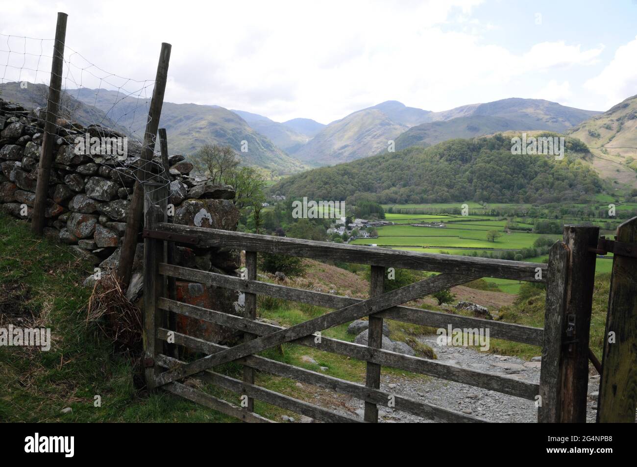 Guardando giù verso Borrowdale e le campane circostanti. Il sentiero da Watendlath a Rotthwaite è un percorso molto popolare tra escursionisti e mountain bike. Foto Stock