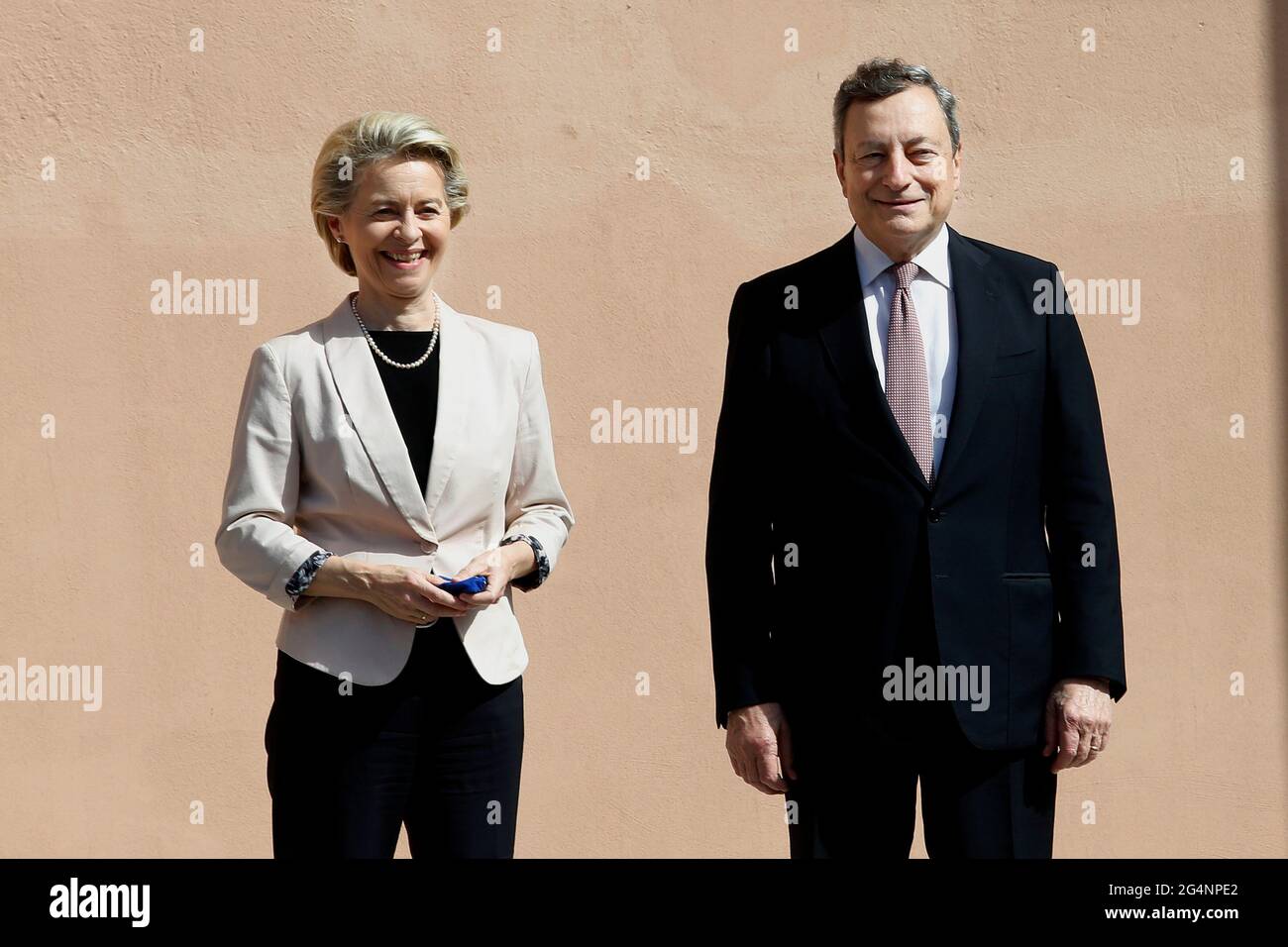 Roma, Italia. 22 Giugno 2021. Il Premier italiano Mario Draghi e il presidente della Commissione europea Ursula von der Leyen scattano una foto dello Studio 5 durante la visita degli Studios del Cinecittà.Roma (Italia), 22 giugno 2021 Foto Samantha Zucchi Insifefoto Credit: Insdefoto srl/Alamy Live News Foto Stock