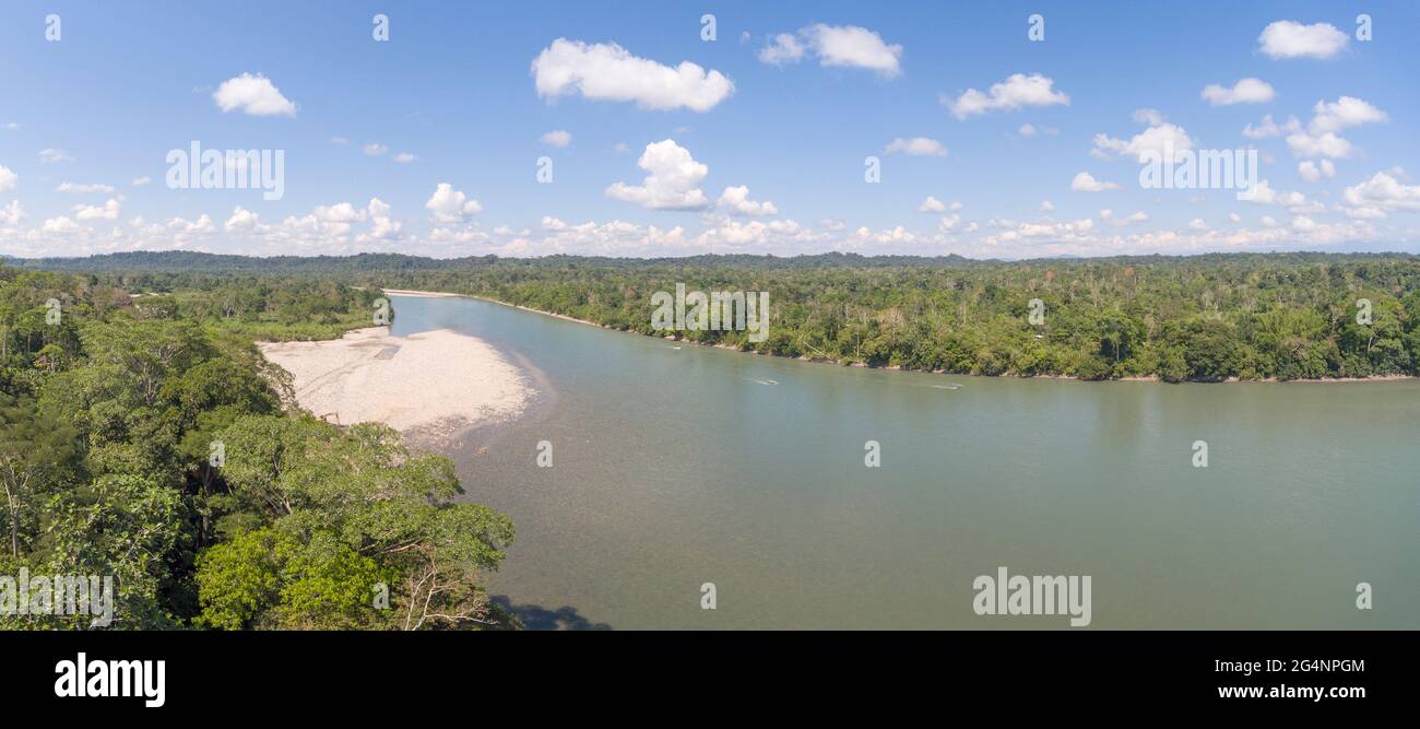Vista aerea del Rio Napo nell'Amazzonia ecuadoriana circondata da foresta pluviale tropicale Foto Stock