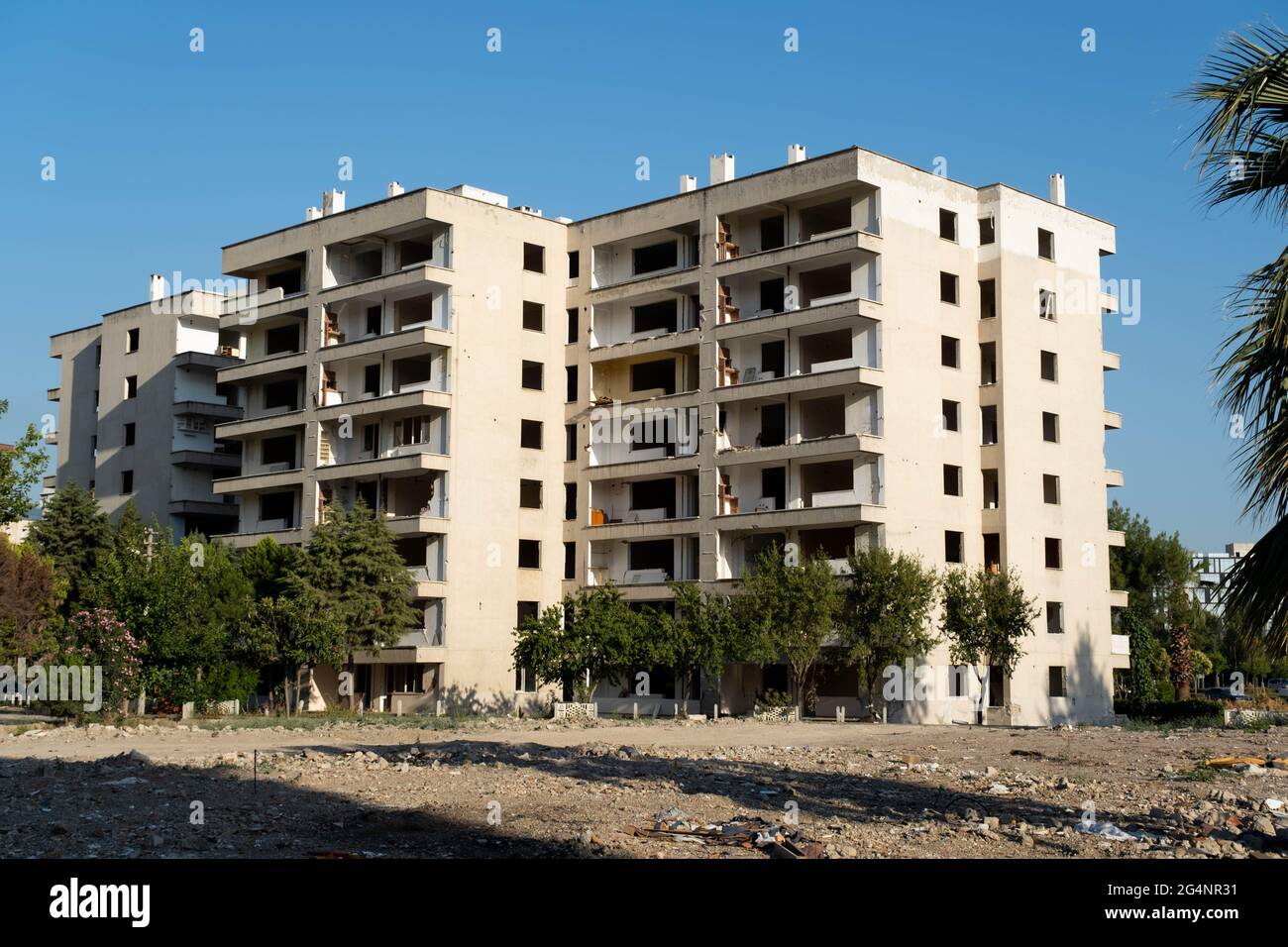 Bayrakli, Izmir, Turchia, 21/06/2021, . Comune ancora deconstructing danni edifici che il terremoto della terra ha causato il 30 ottobre 2020 per la trasformazione urbana Credit: Arda Savasciogullari/Alamy Live News Foto Stock