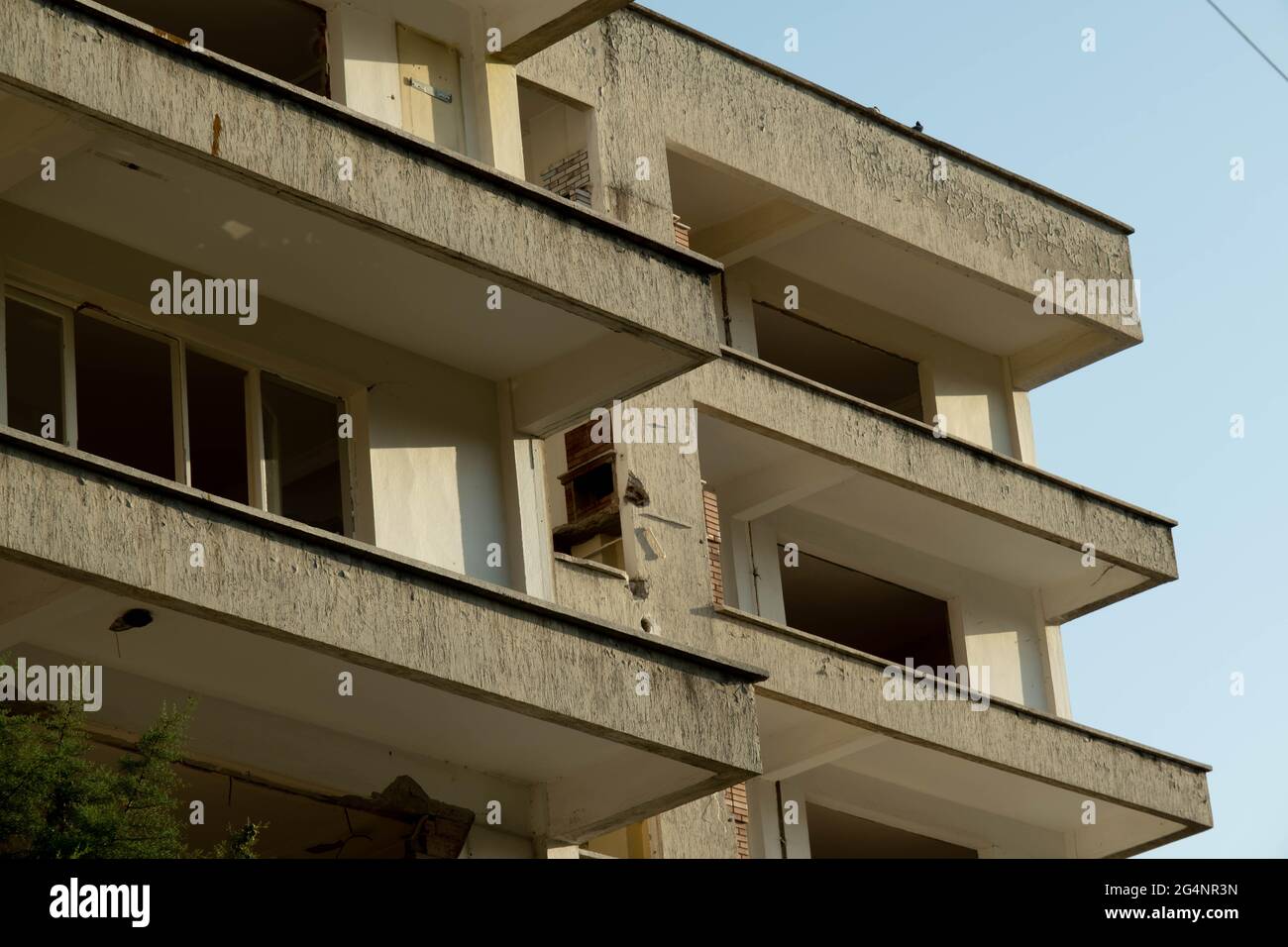 Bayrakli, Izmir, Turchia, 21/06/2021, . Comune ancora deconstructing danni edifici che il terremoto della terra ha causato il 30 ottobre 2020 per la trasformazione urbana Credit: Arda Savasciogullari/Alamy Live News Foto Stock