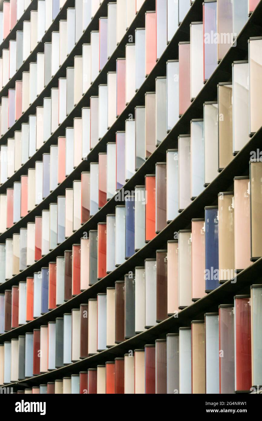 Vetri colorati sulla parte anteriore del Mizuho Bank edificio in Old Bailey. Progettato da Sauerbruch Hutton. Foto Stock