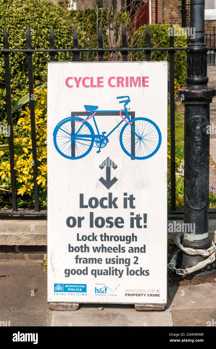 Un cartello della polizia avverte della criminalità ciclistica e mostra il modo migliore per bloccare una bicicletta. Foto Stock