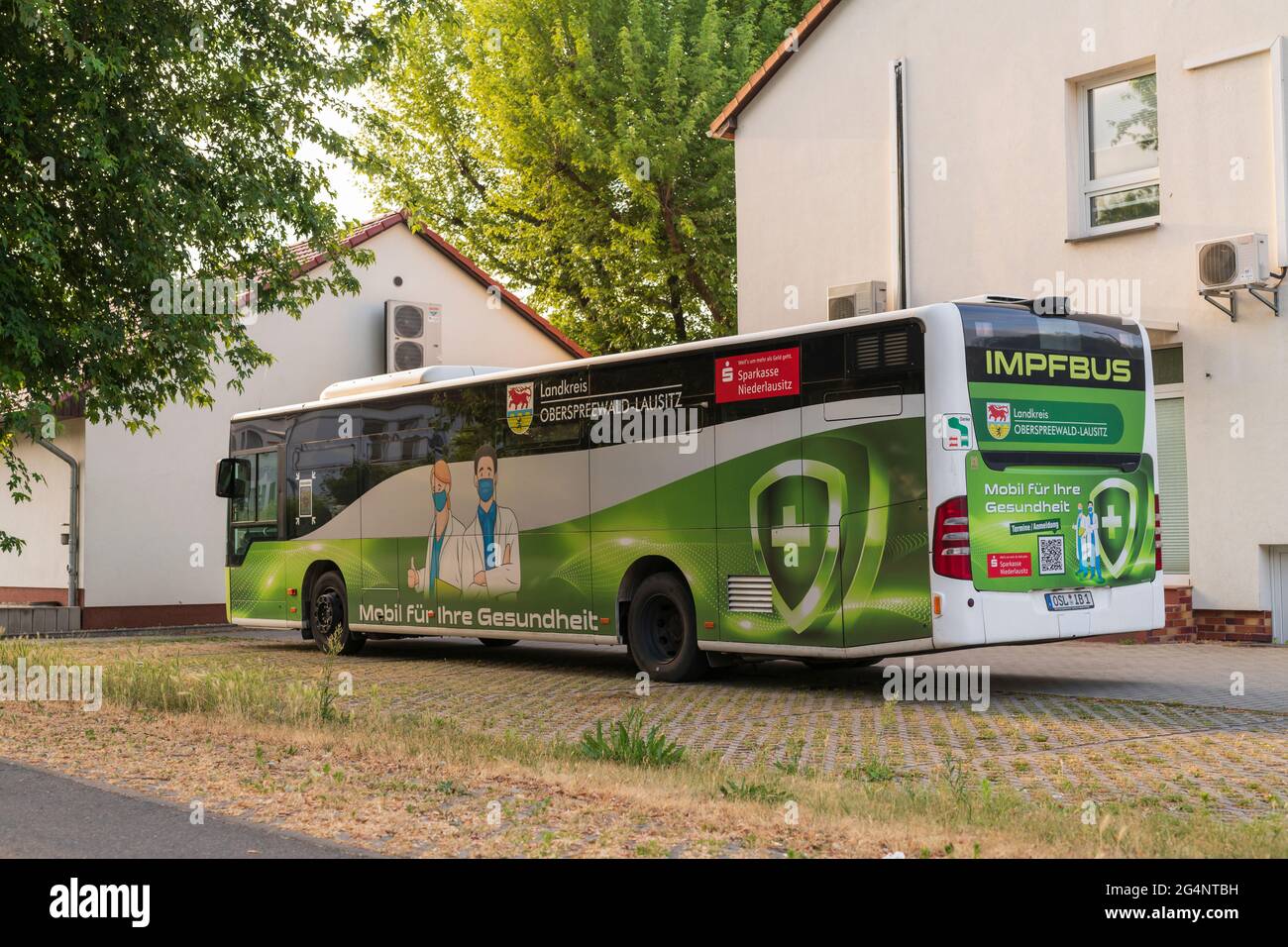 Germania , Lübbenau , 22.06.2021 , il distretto di Upperspreeforest Lausitz gestisce un bus di vaccinazione nella lotta contro Corona , dove le persone possono g Foto Stock