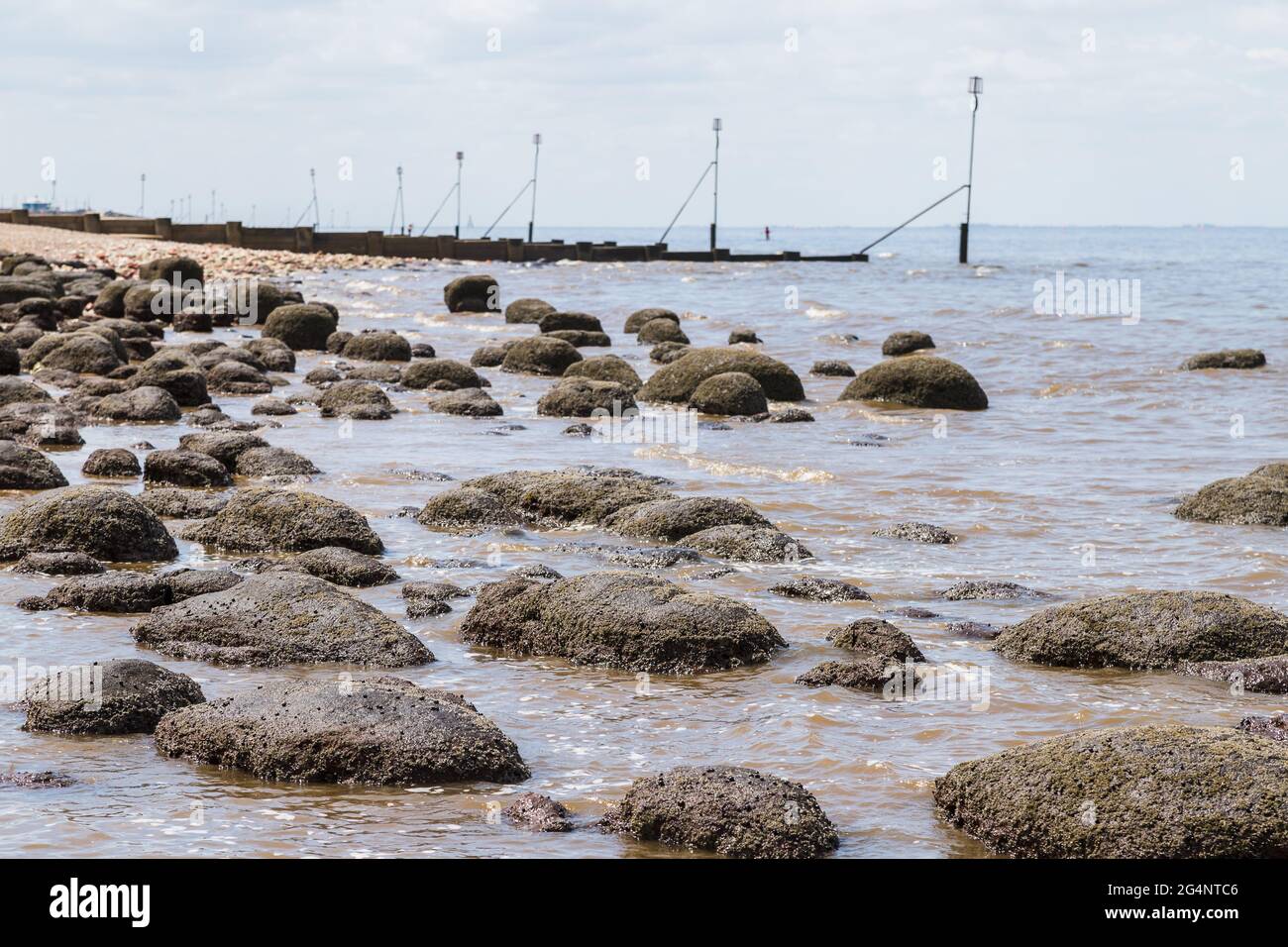 Le onde si infrangono contro le piscine rocciose della spiaggia di Hunstanton, viste nell'estate del 2021. Foto Stock