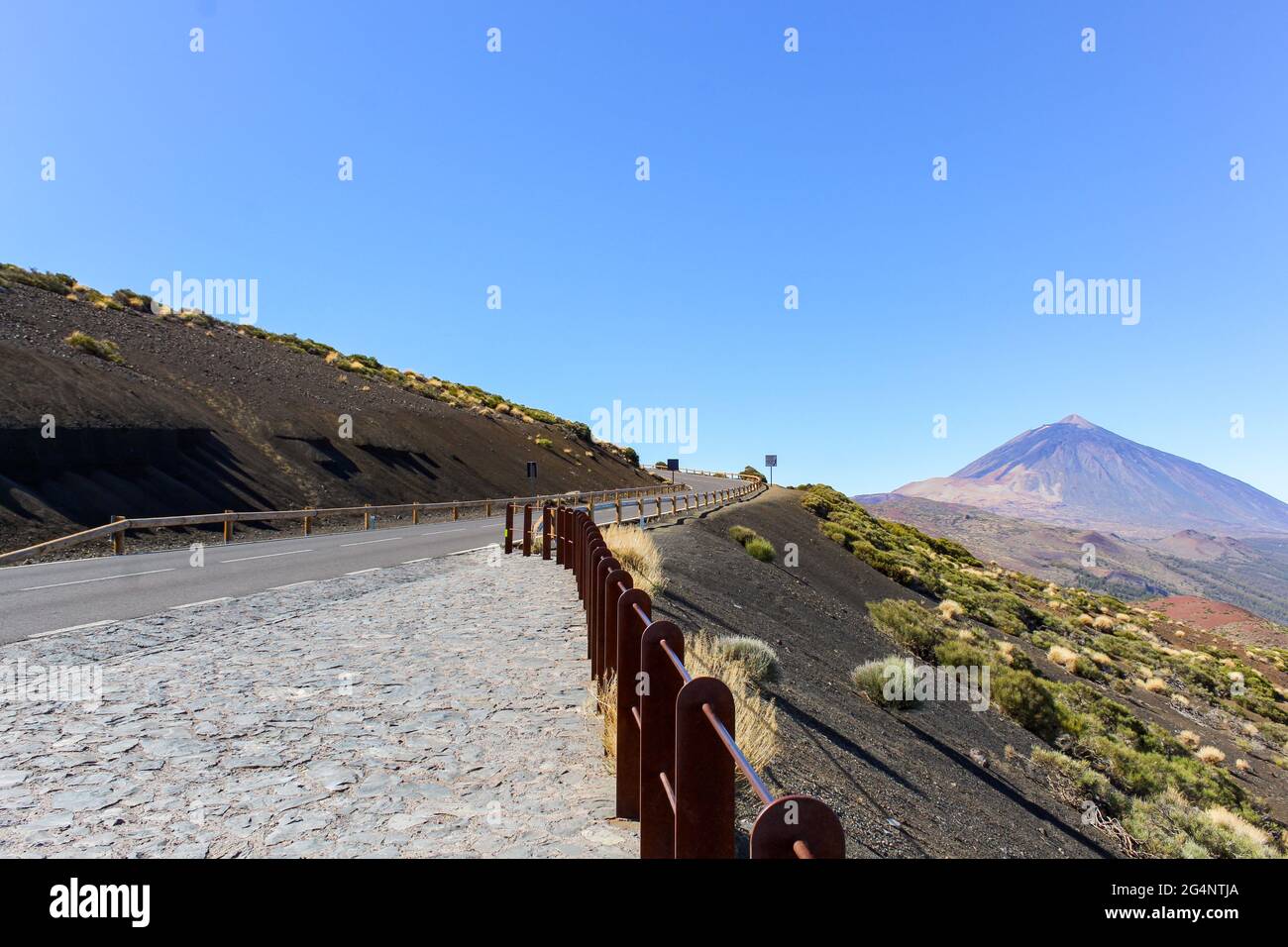 Tortuosa strada di montagna in bellissimo paesaggio su Tenerife. Strada aperta su Tenerife. Foto Stock