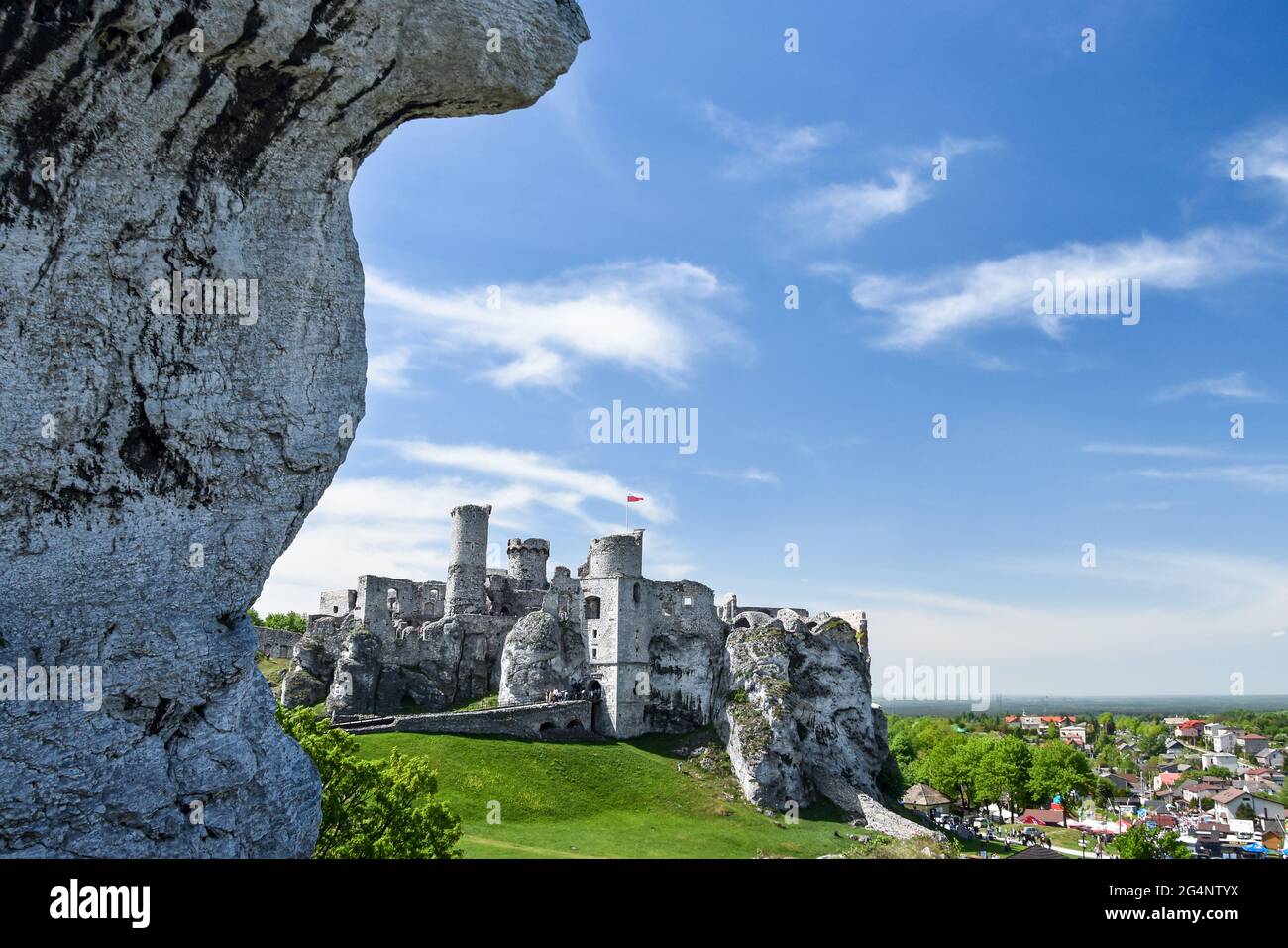 Castello di Ogrodzieniec - castello reale del XIV secolo, ricostruito nel XXI secolo, siutato sulla Polonia meridionale Foto Stock
