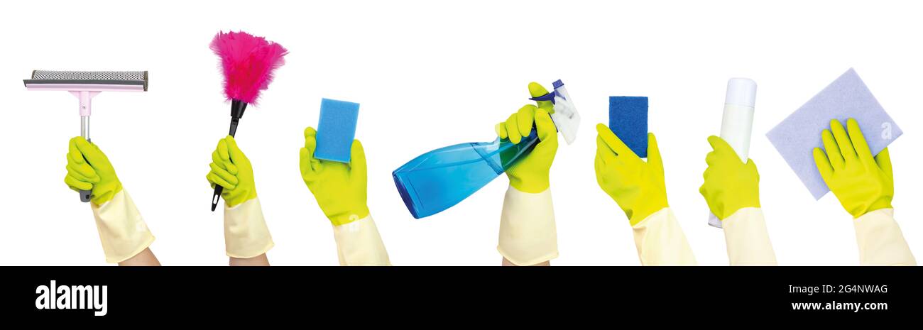 Primavera pulizia sfondo creativo. Mani femminili con prodotti detergenti sullo sfondo. Utensili per la pulizia delle molle, utensili, accessori sfondo Foto Stock